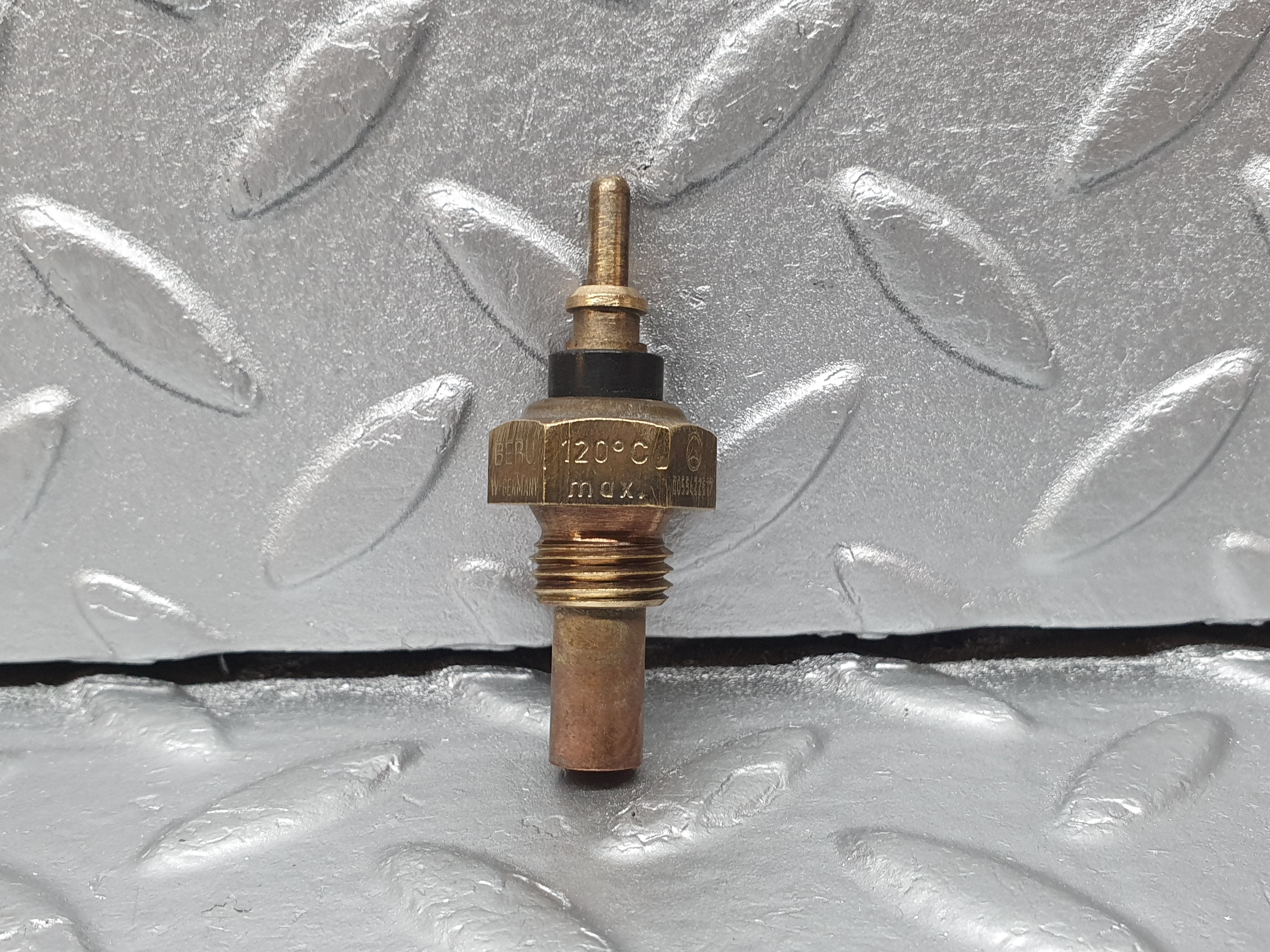 41332 Mercedes-Benz W123 280E Coolant Temperature Sensor Beru 0055422617