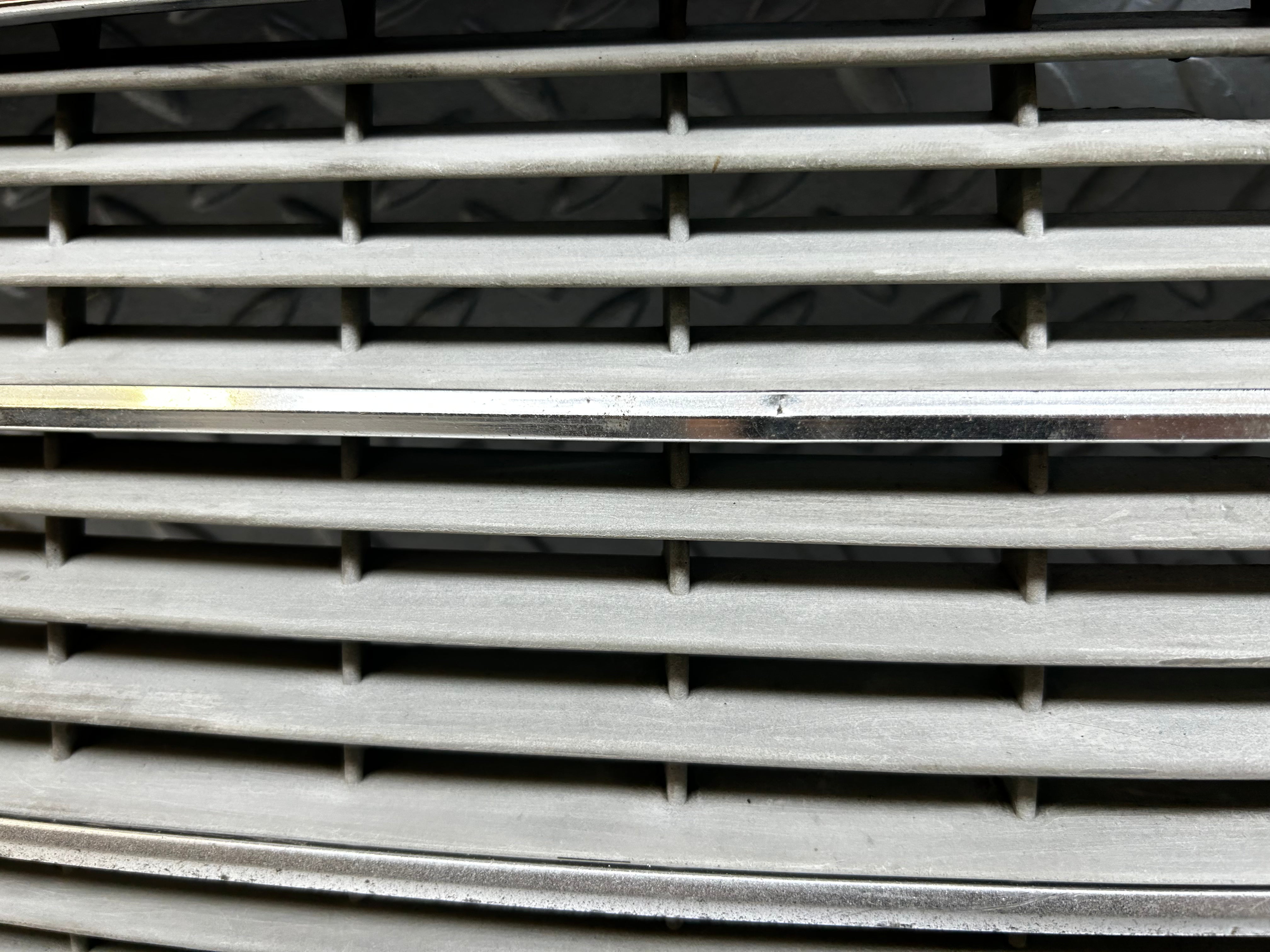 31899 Mercedes-Benz W123 Bonnet Grill Chrome 1238880923