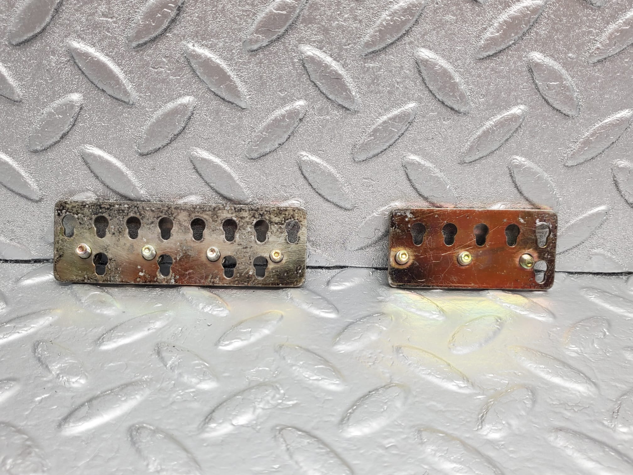 48157 Mercedes-Benz R230 350SL Coupe Hydraulic Pump Pipe Holder