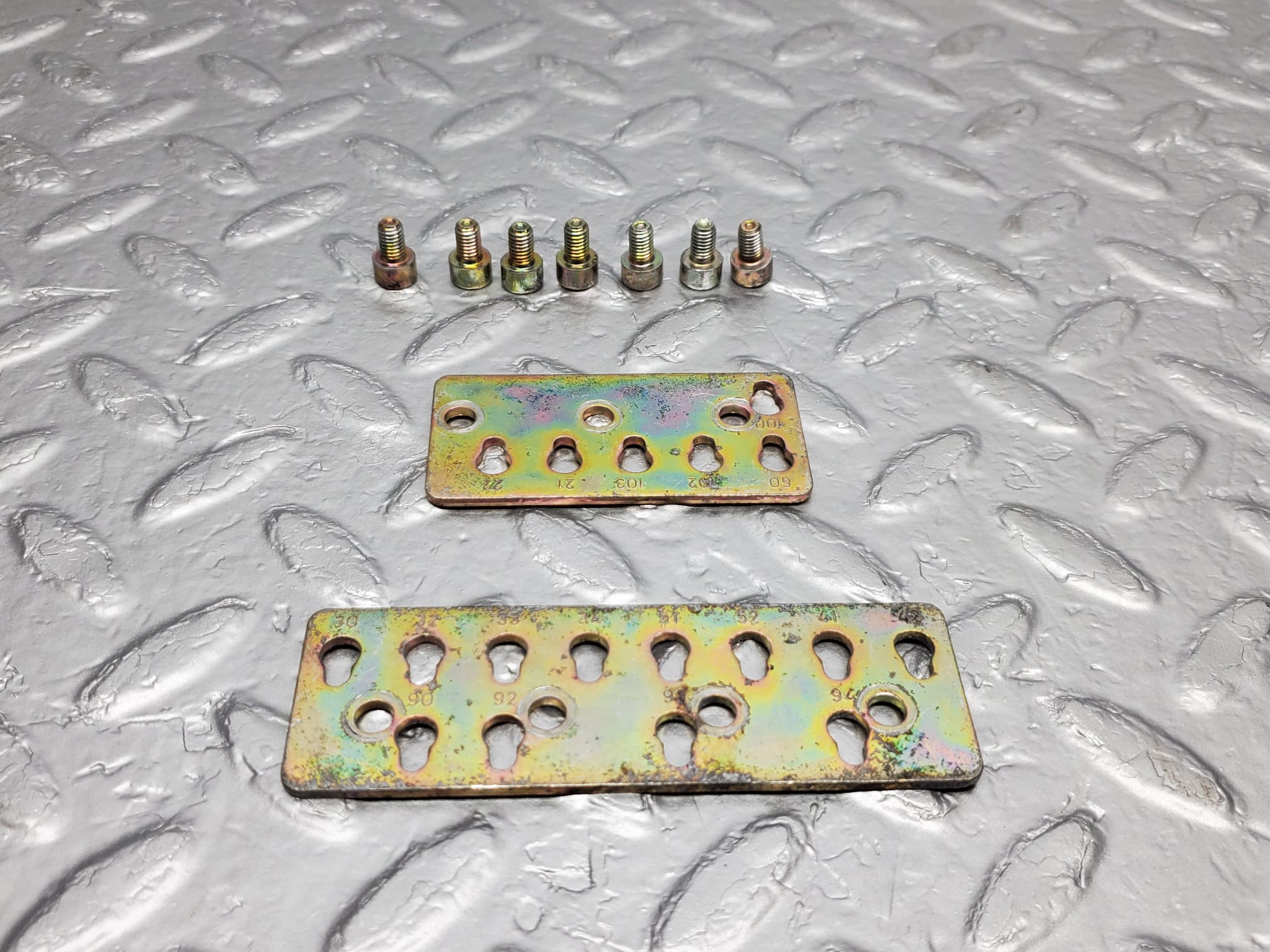 48157 Mercedes-Benz R230 350SL Coupe Hydraulic Pump Pipe Holder