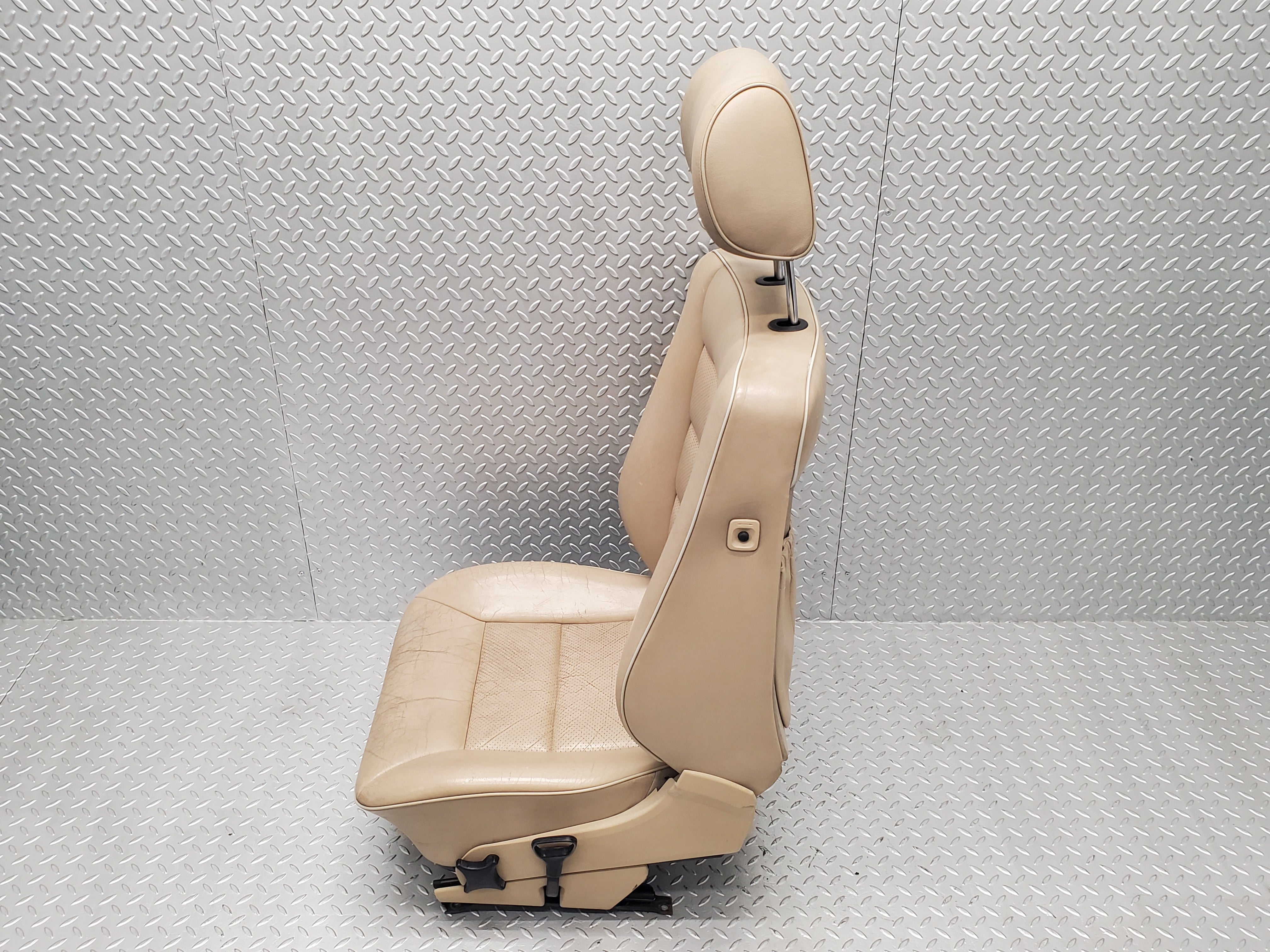 49429 Mercedes-Benz A124 320E Cabriolet Front Left Seat Leather Beige