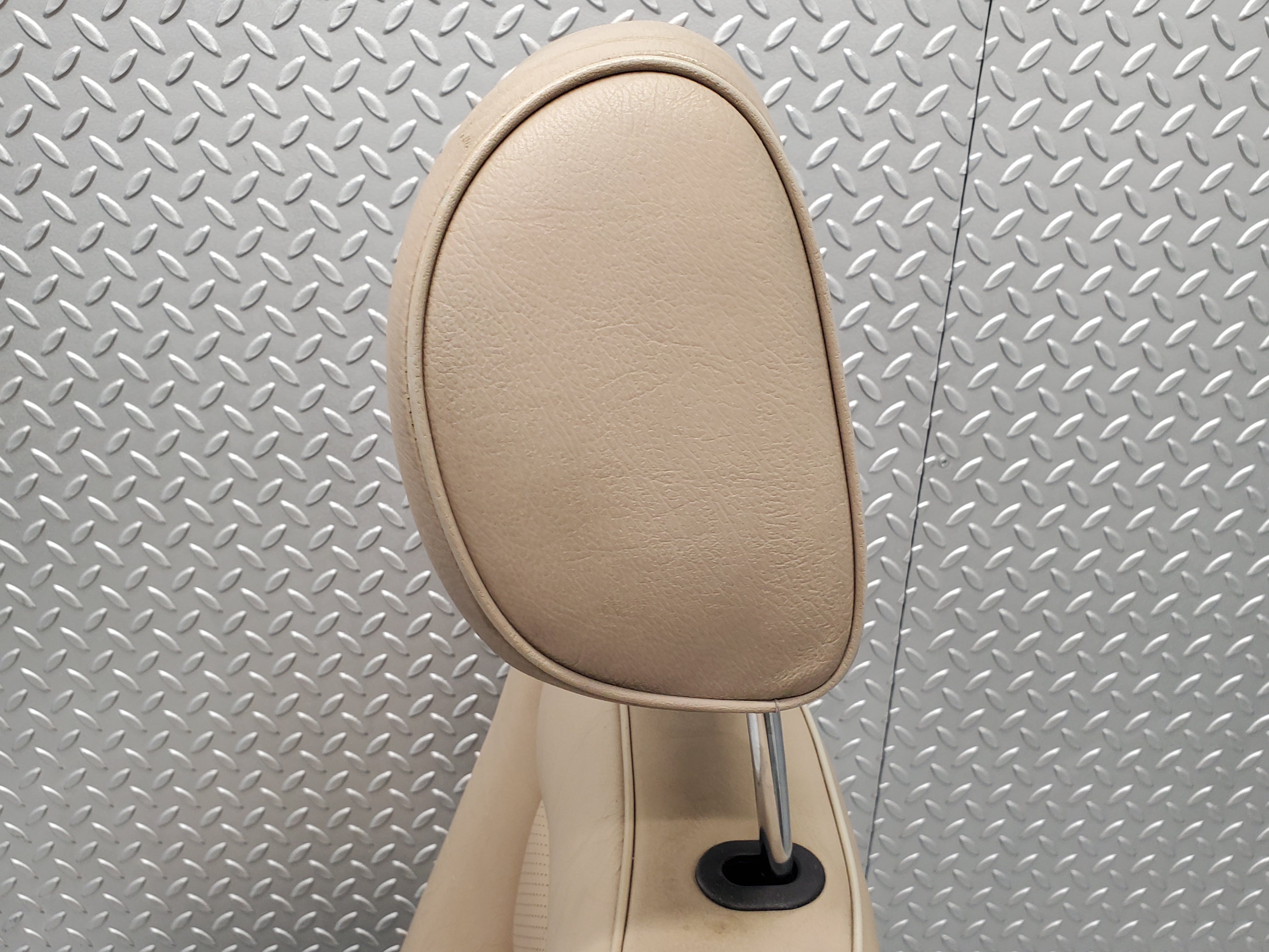 49429 Mercedes-Benz A124 320E Cabriolet Front Left Seat Leather Beige