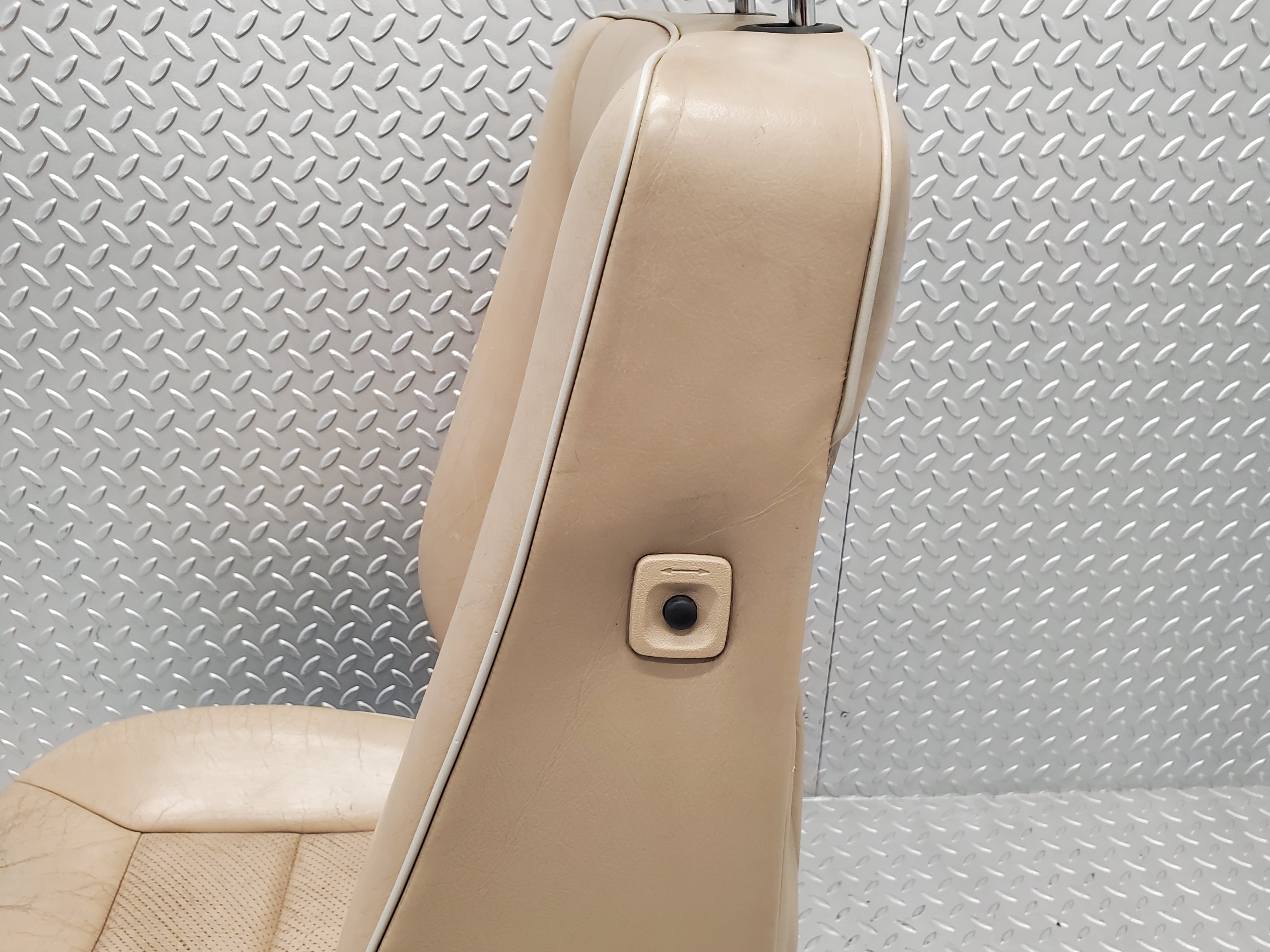 49429 Mercedes-Benz A124 320E Cabriolet Front Left Seat Leather Beige