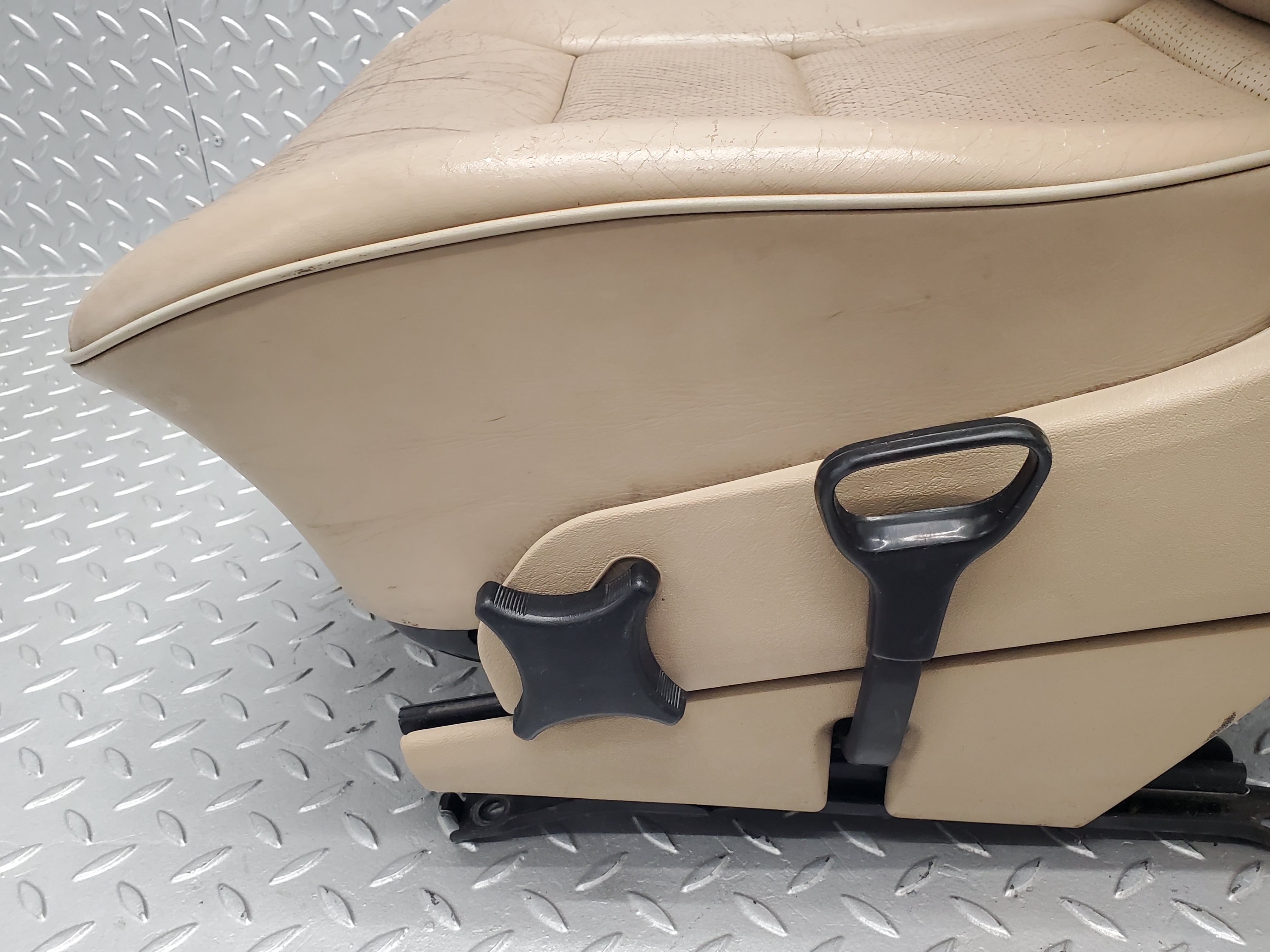 49429 Mercedes-Benz A124 320E Cabriolet Front Left Seat Leather Beige