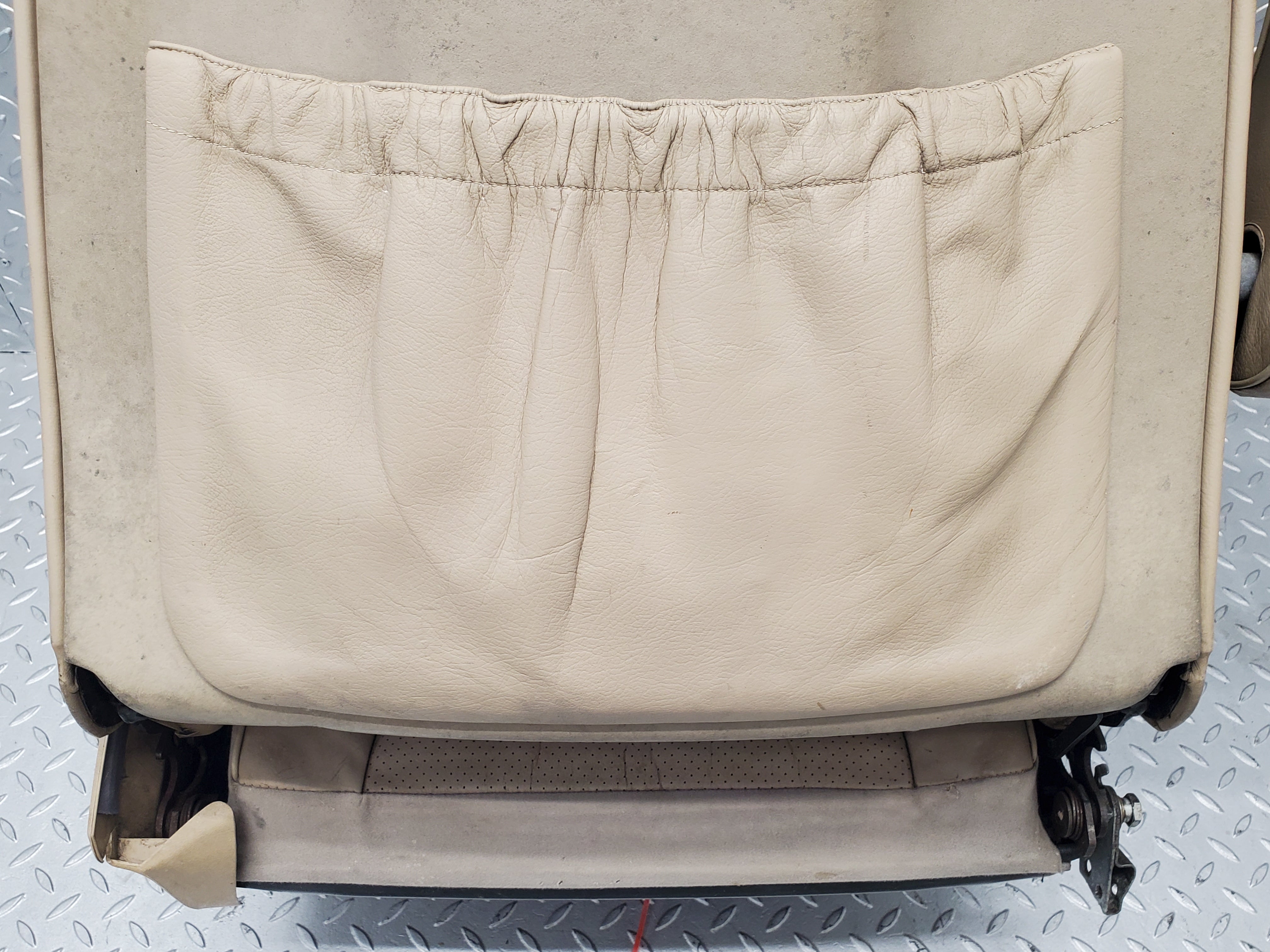 49429 Mercedes-Benz A124 320E Cabriolet Front Left Seat Leather Beige