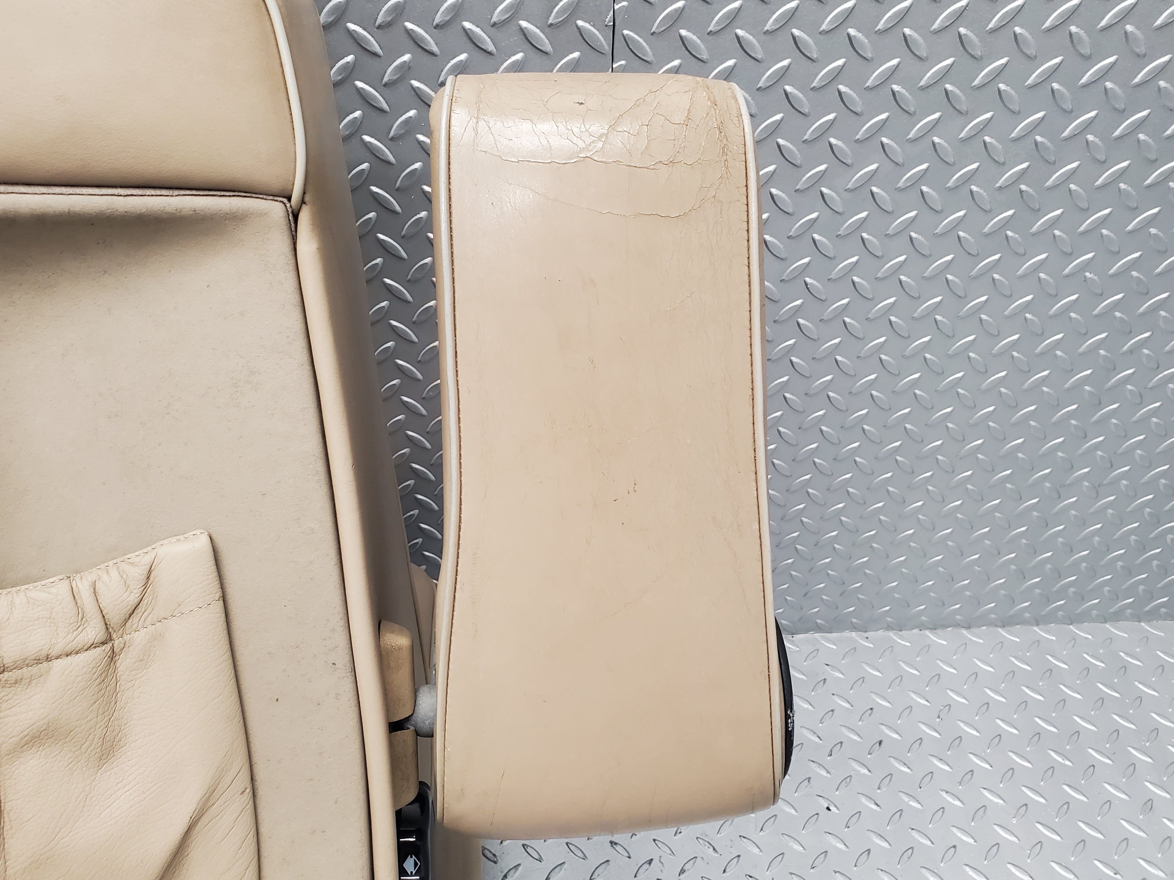 49429 Mercedes-Benz A124 320E Cabriolet Front Left Seat Leather Beige