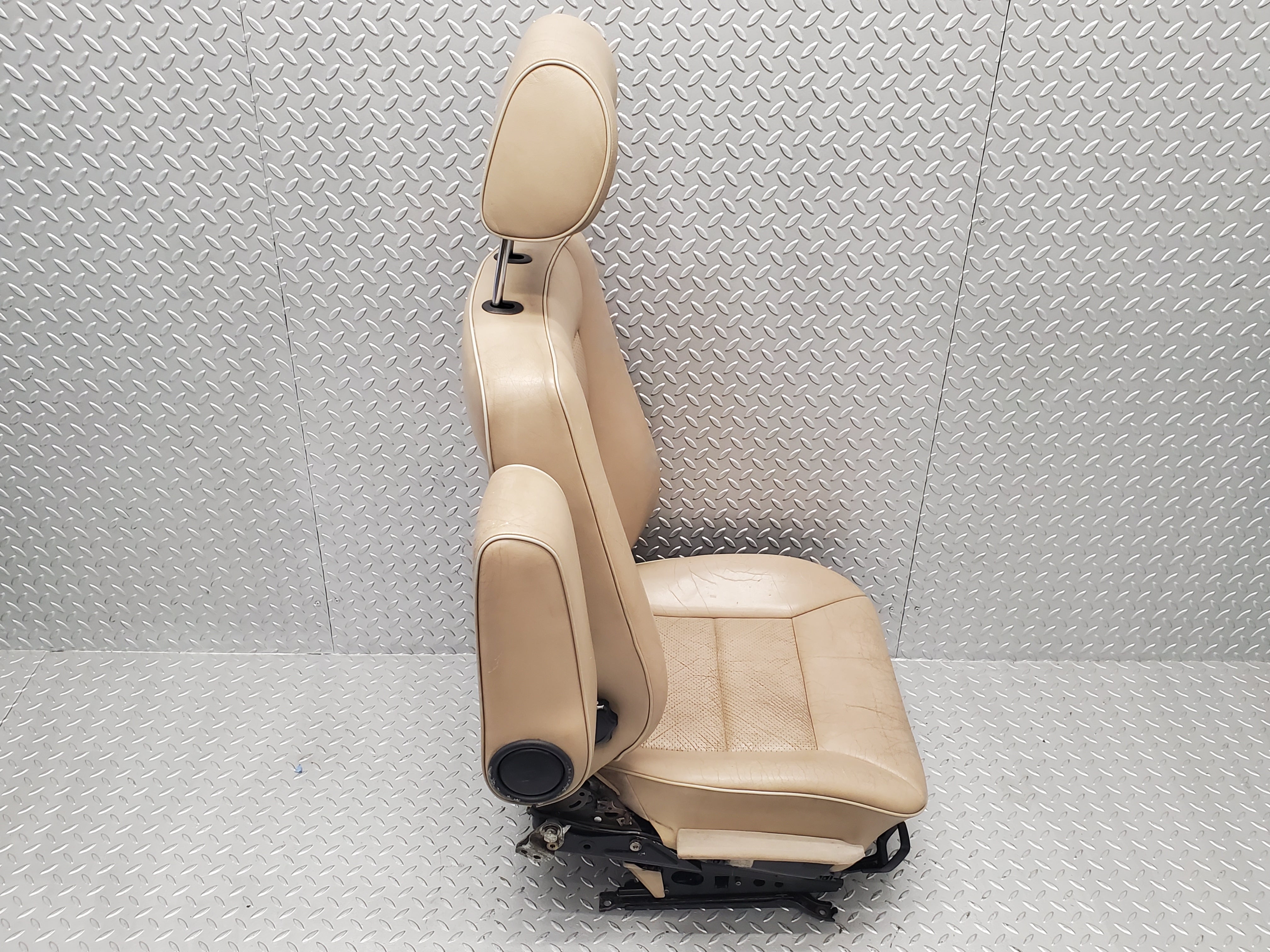 49429 Mercedes-Benz A124 320E Cabriolet Front Left Seat Leather Beige