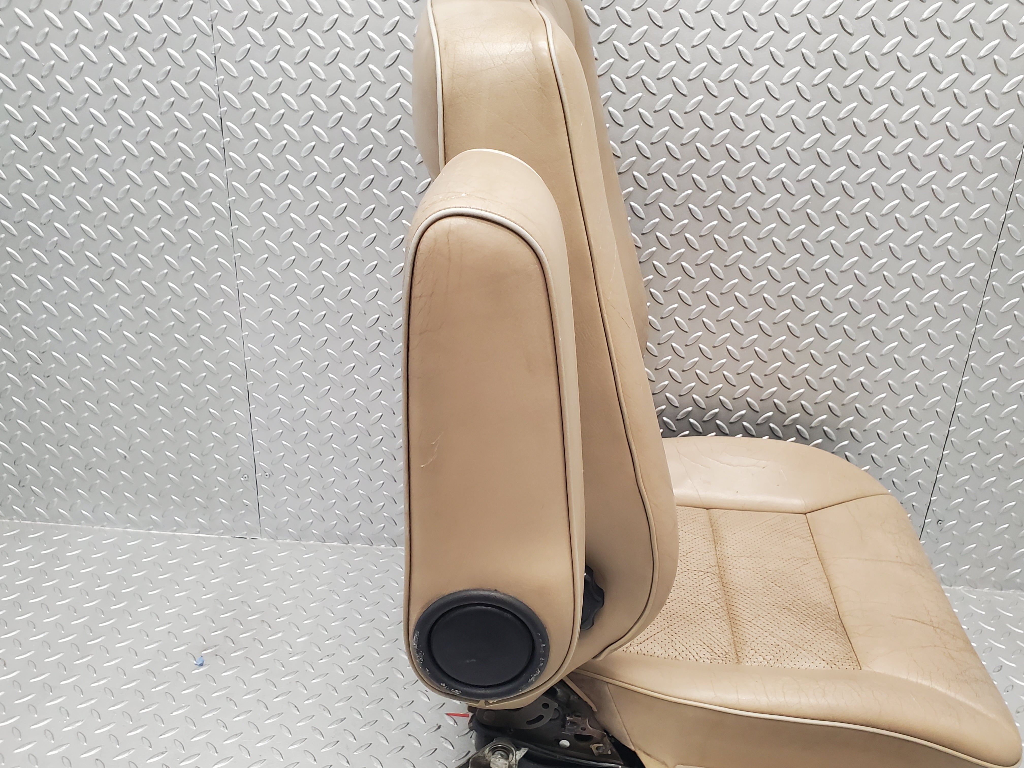 49429 Mercedes-Benz A124 320E Cabriolet Front Left Seat Leather Beige
