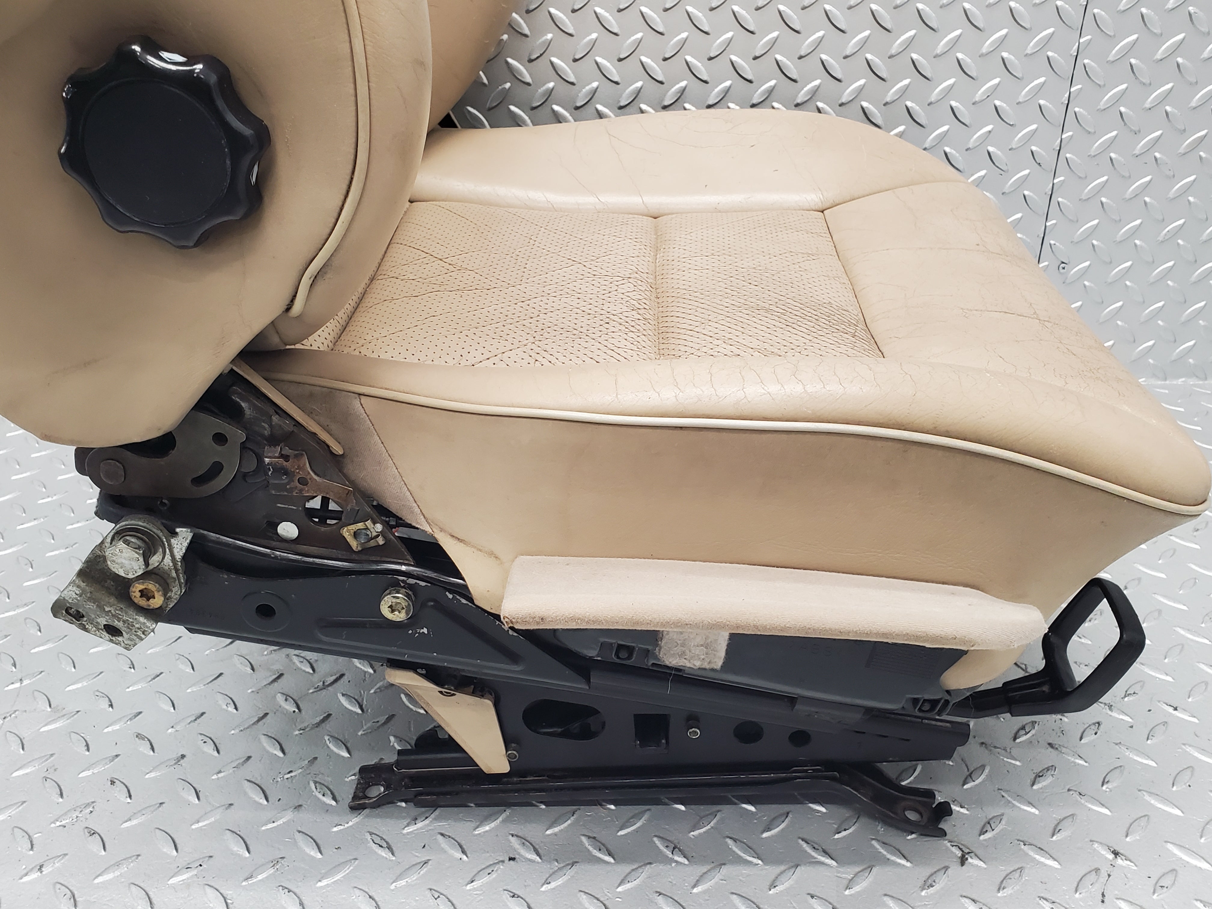 49429 Mercedes-Benz A124 320E Cabriolet Front Left Seat Leather Beige