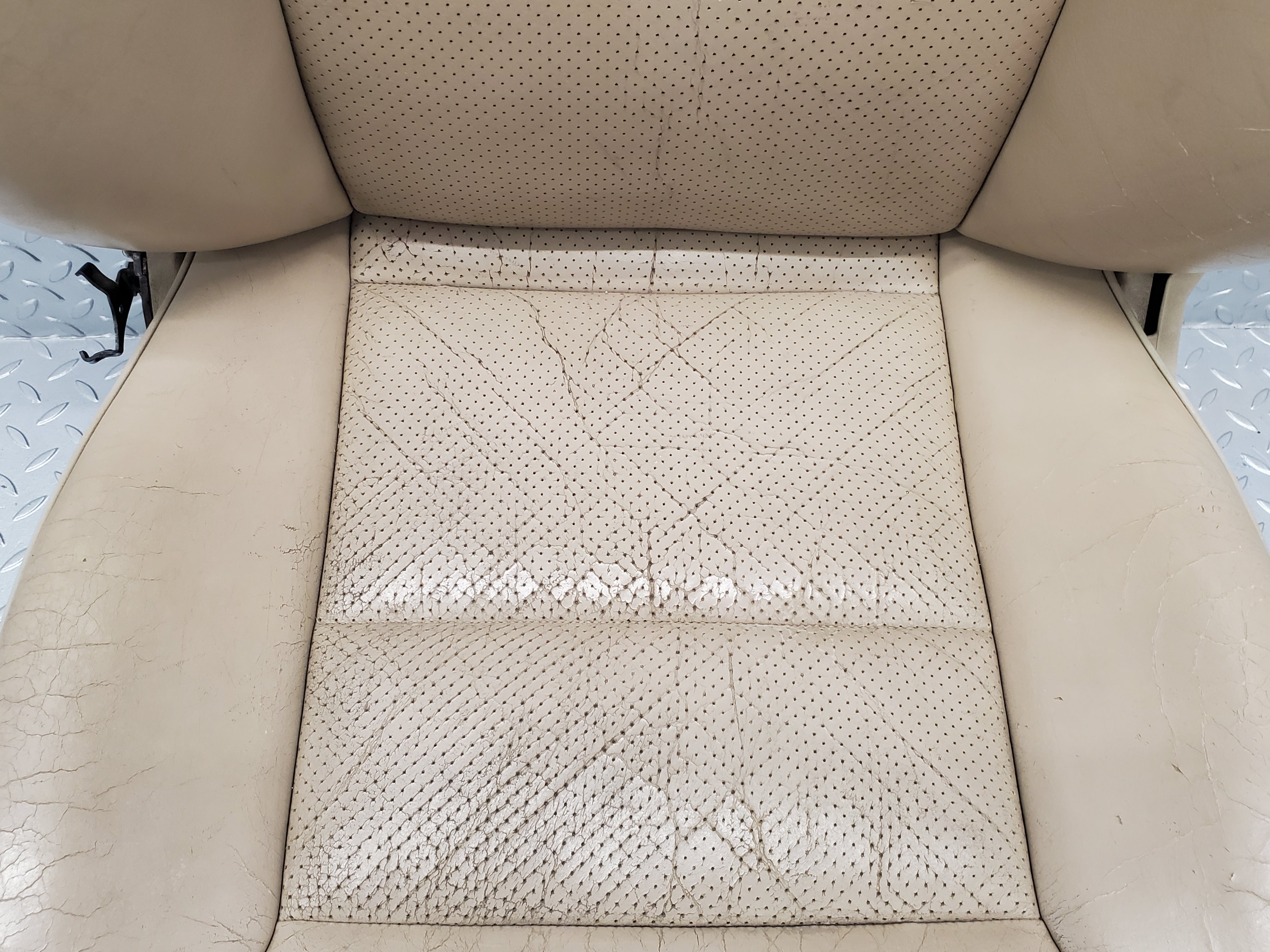 49429 Mercedes-Benz A124 320E Cabriolet Front Left Seat Leather Beige