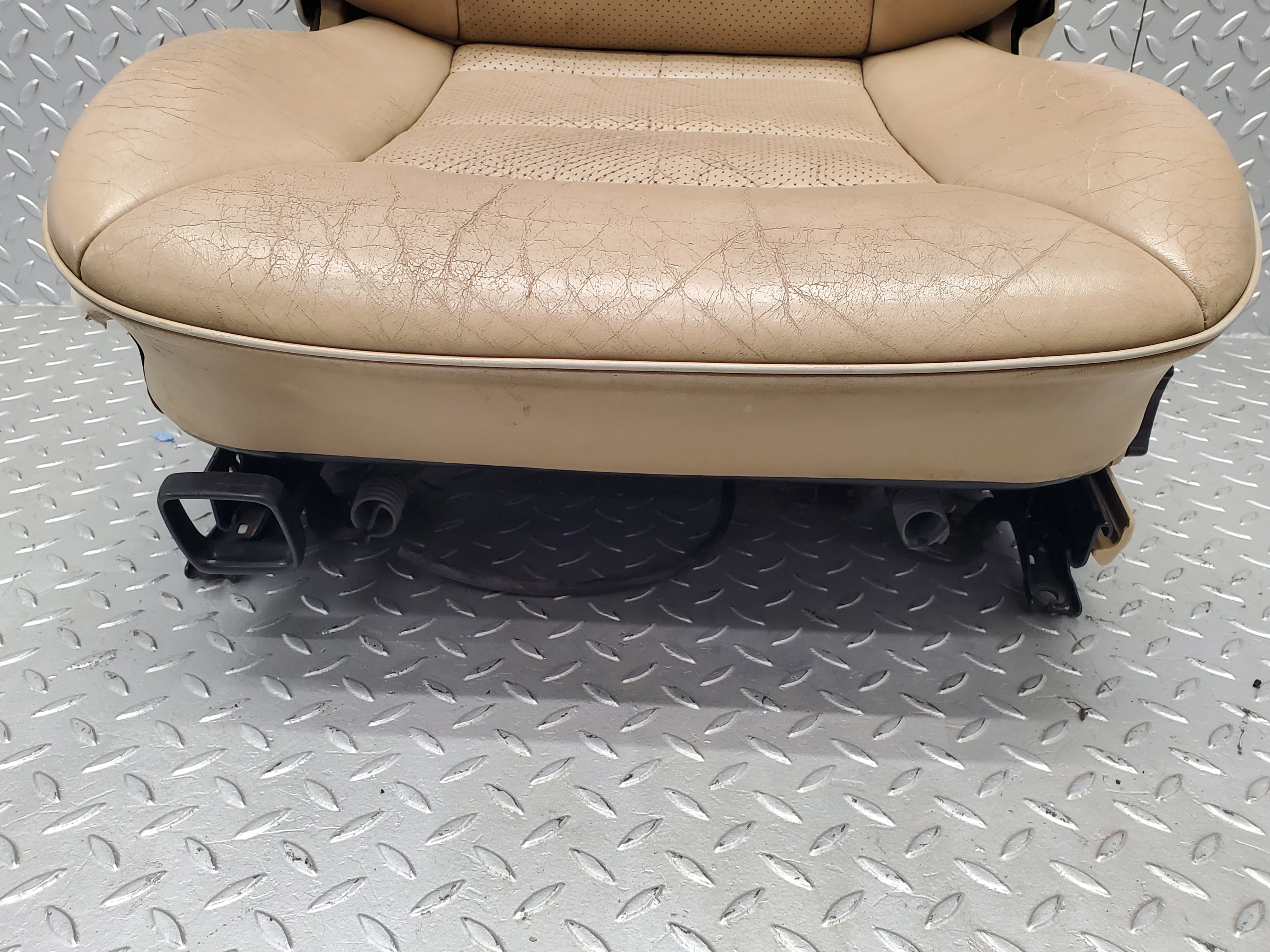 49429 Mercedes-Benz A124 320E Cabriolet Front Left Seat Leather Beige