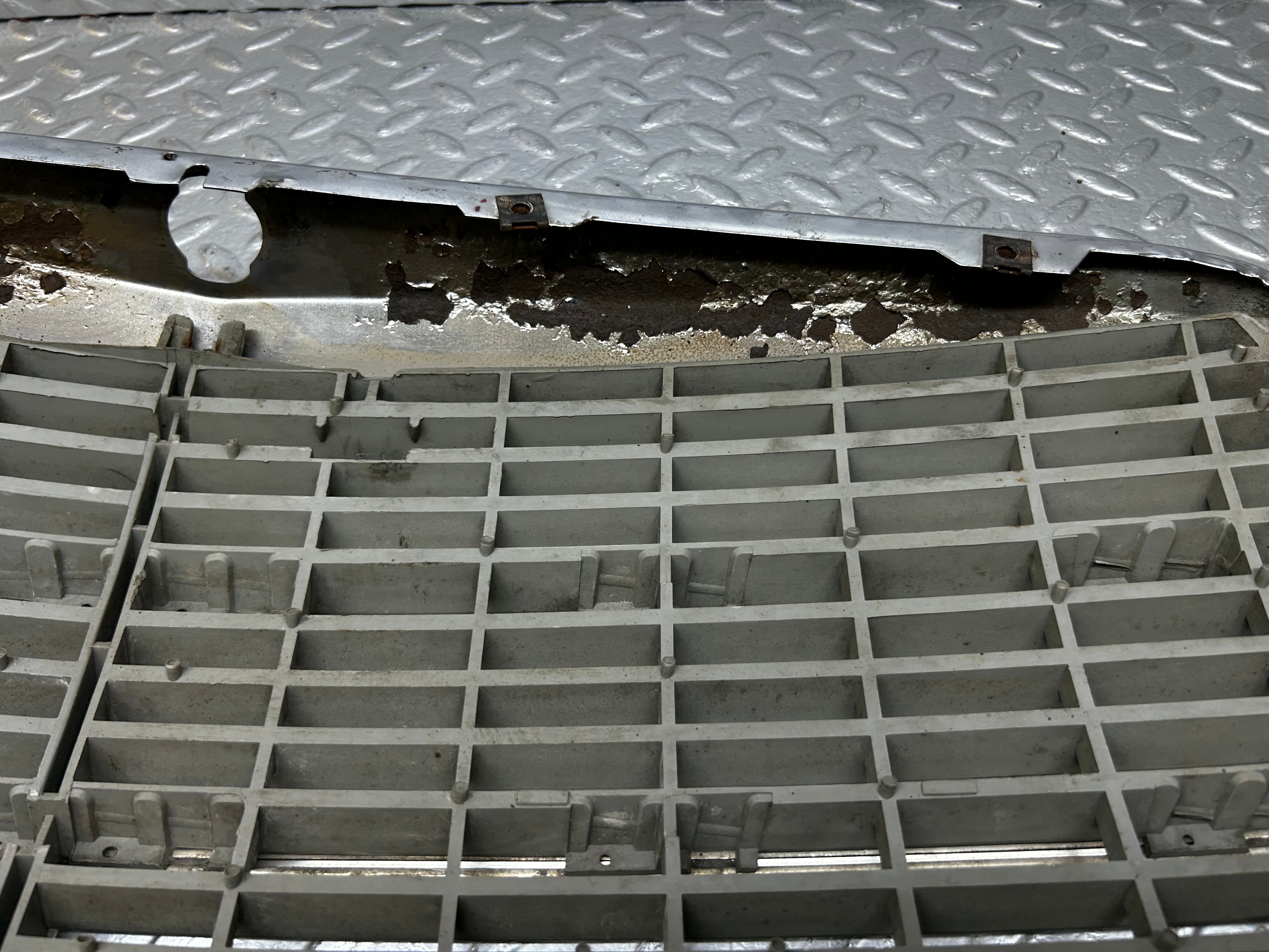 31899 Mercedes-Benz W123 Bonnet Grill Chrome 1238880923