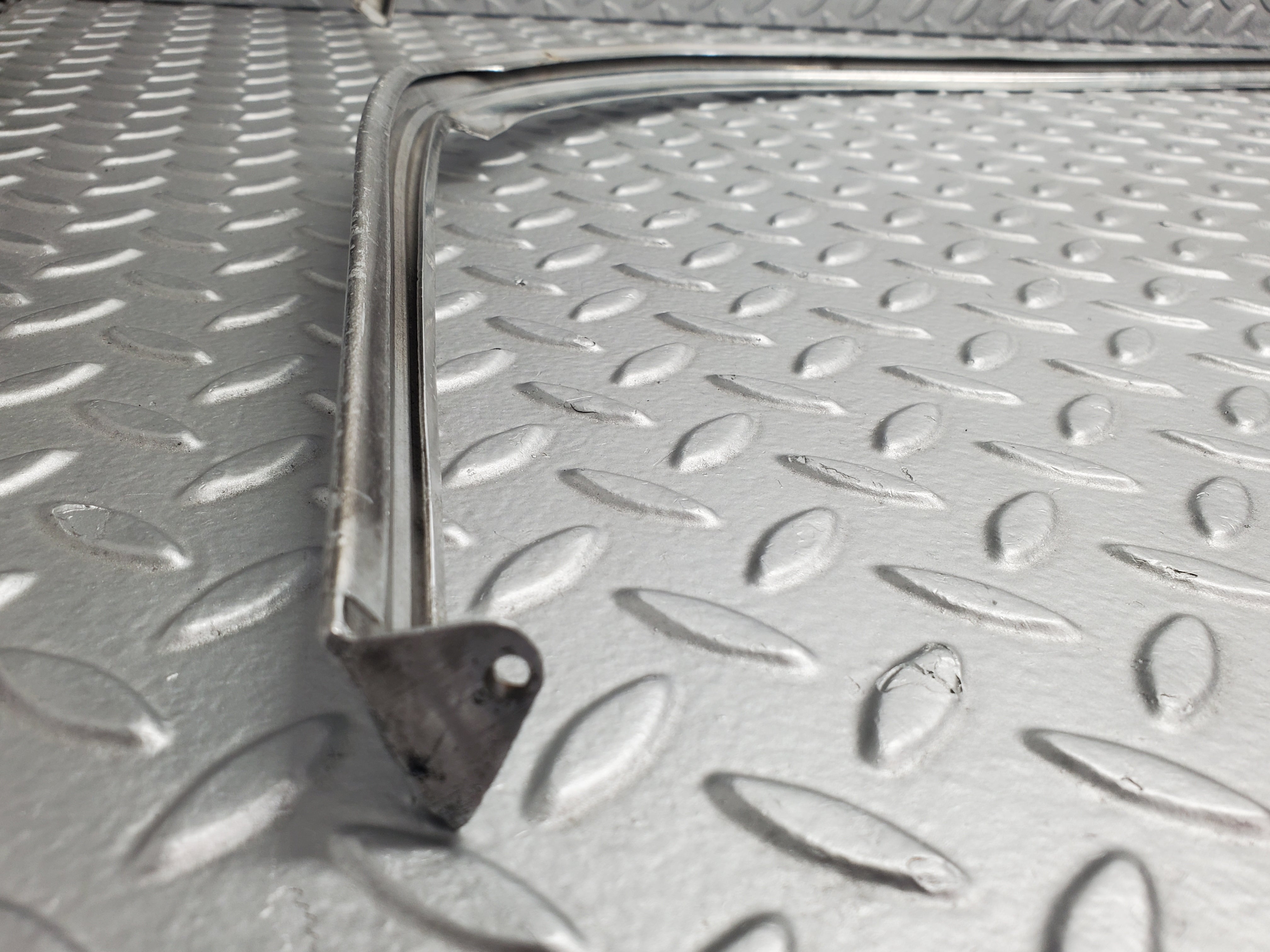 50752 Mercedes-Benz W108 280SE 3.5 Rear Windscreen Chrome Frame