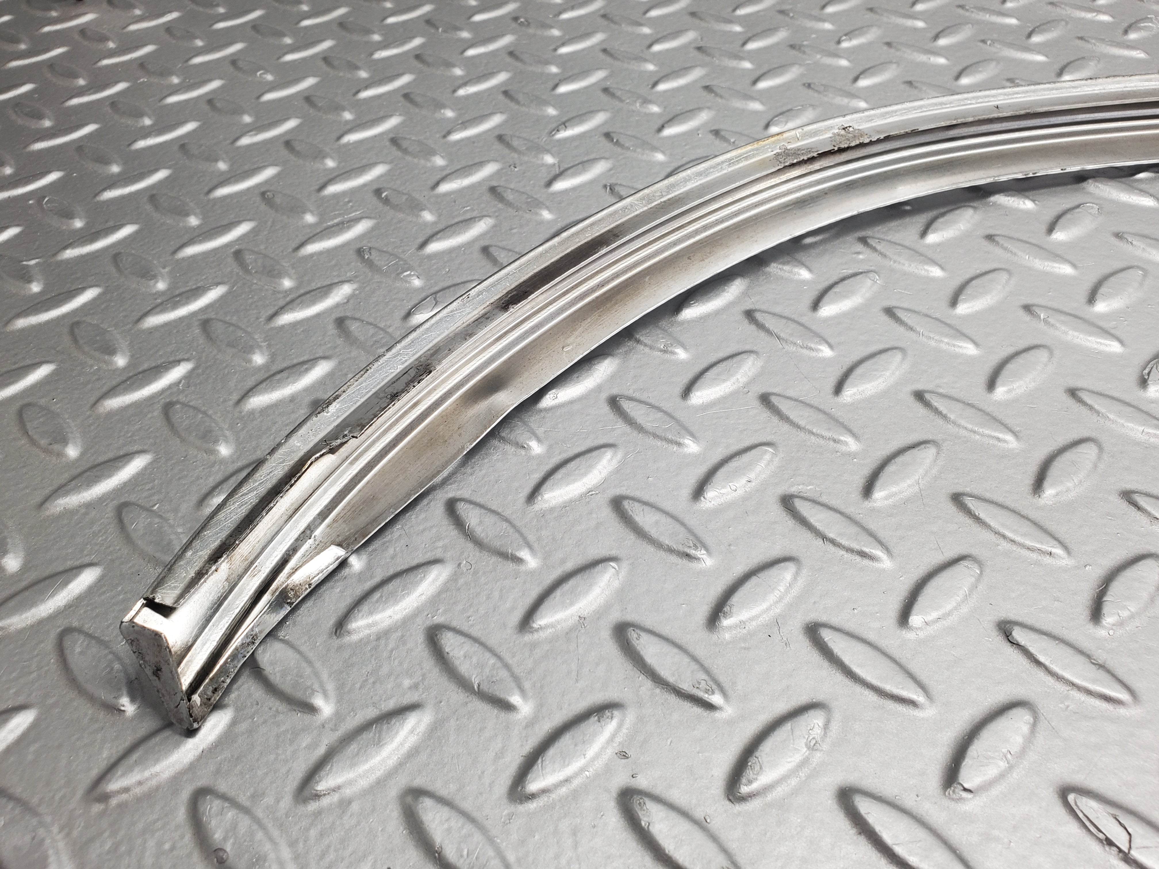 50756 Mercedes-Benz W108 280SE 3.5 Front Windscreen Chrome Frame