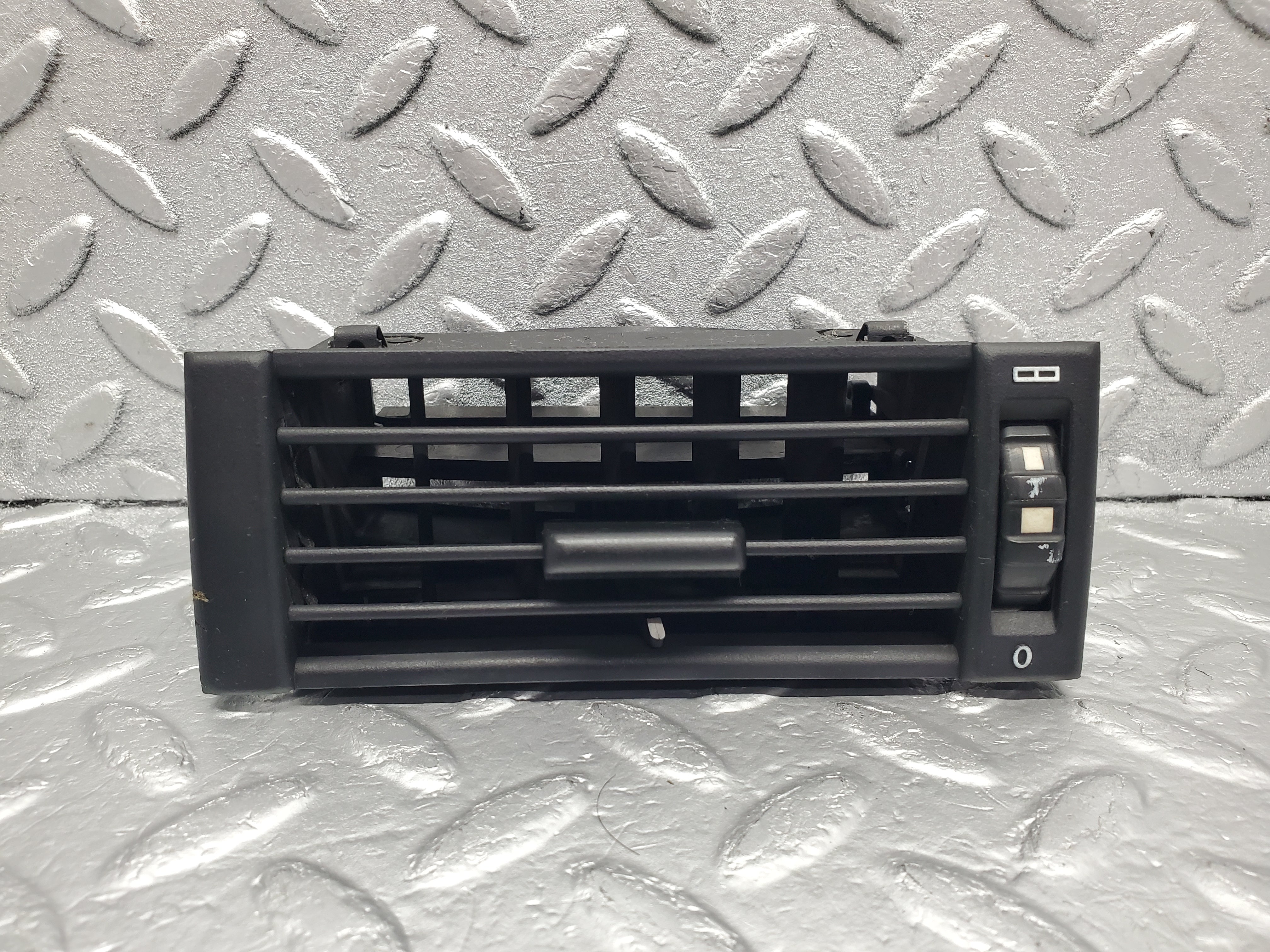 51067 Mercedes-Benz W124 Dashboard Air Vent Left Side