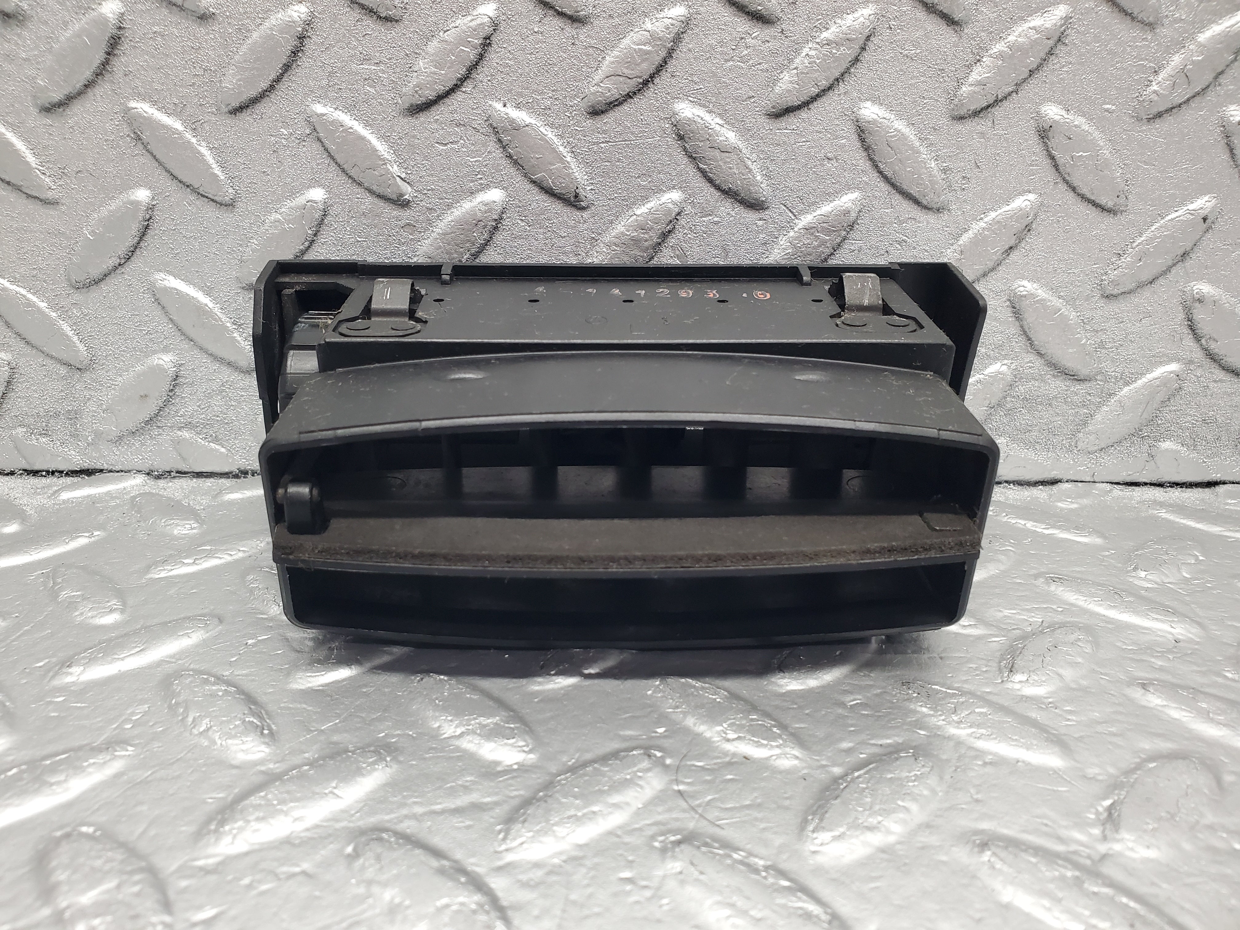 51067 Mercedes-Benz W124 Dashboard Air Vent Left Side