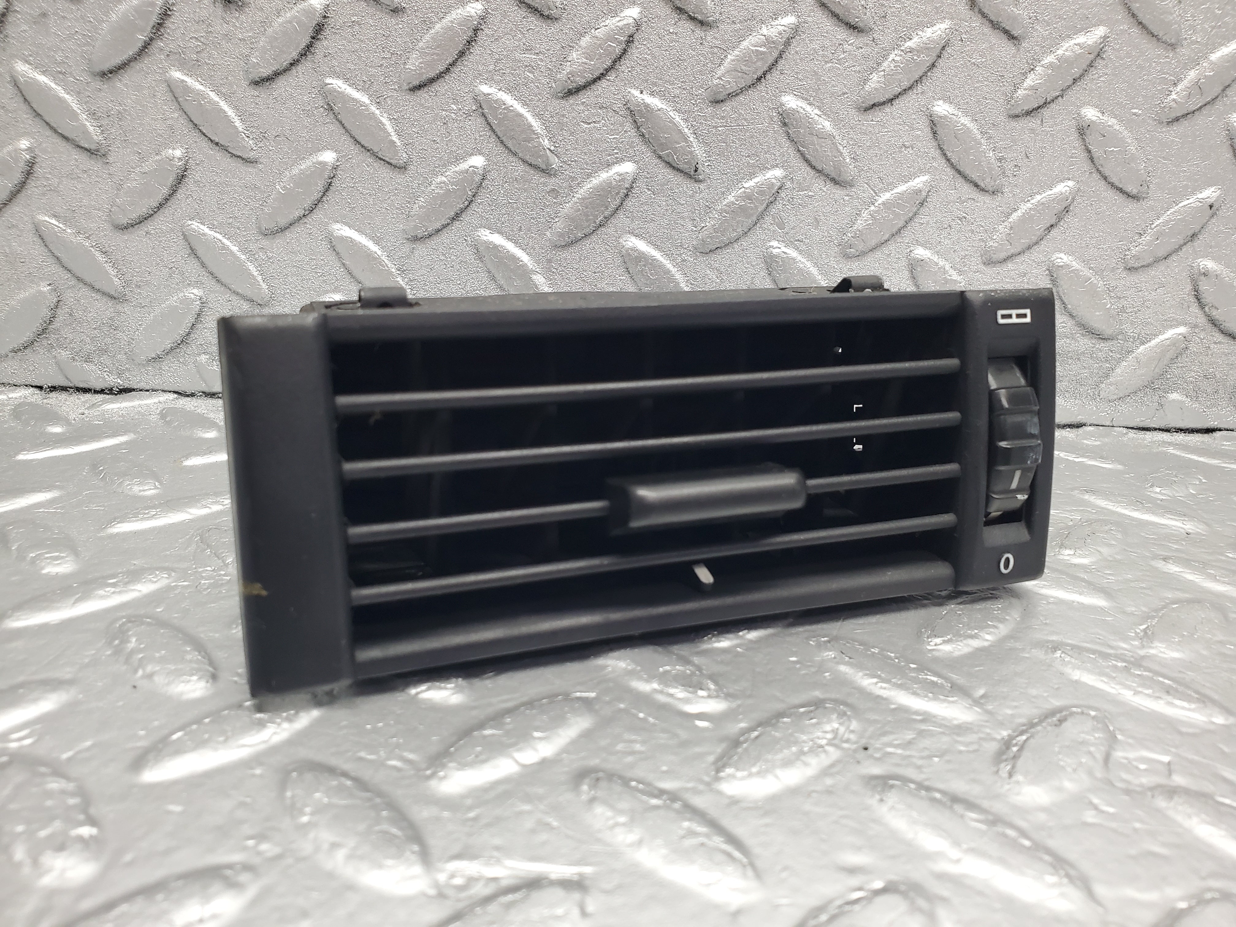 51067 Mercedes-Benz W124 Dashboard Air Vent Left Side