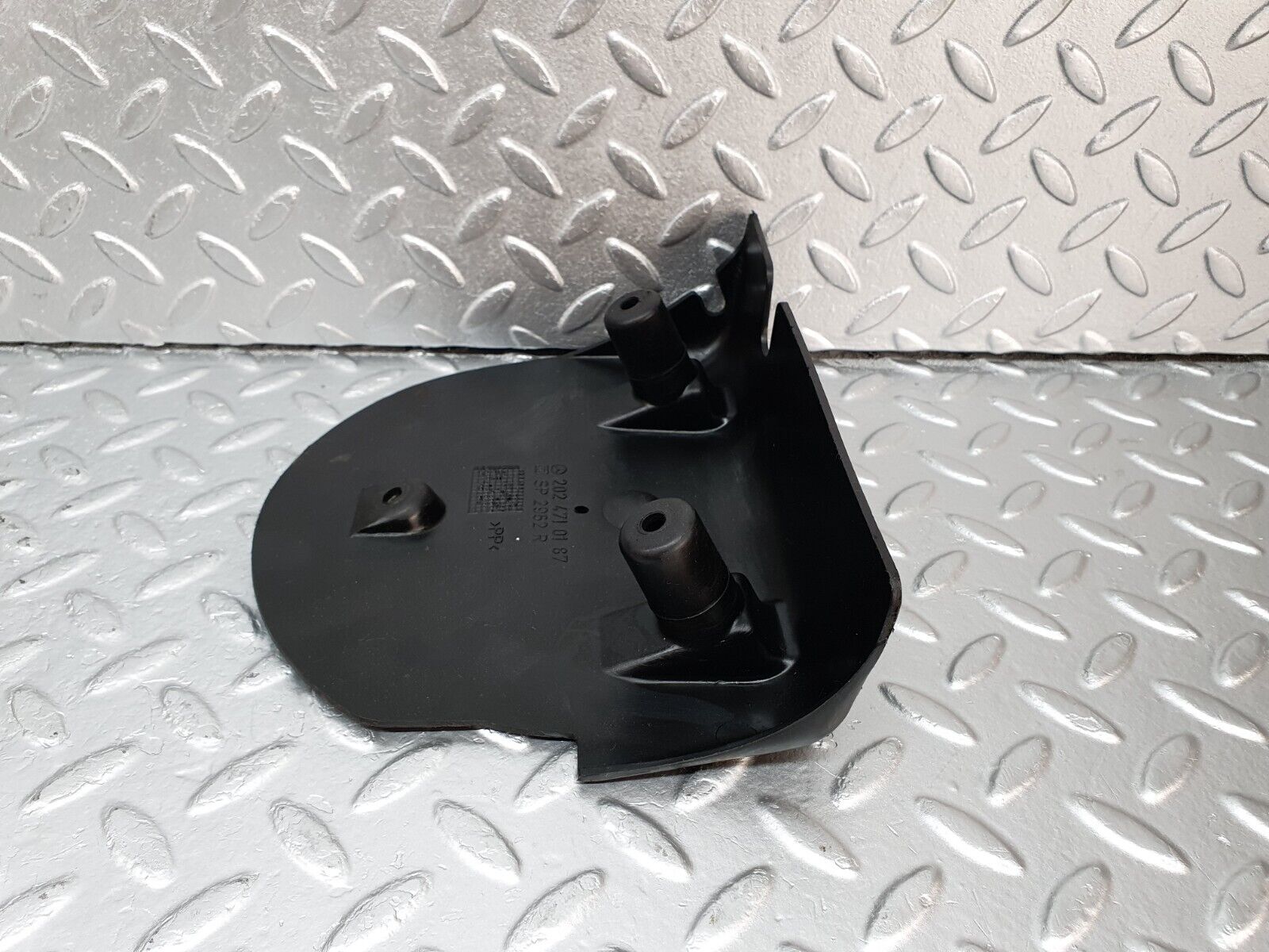 41944 Mercedes-Benz W202 C200 Fuel Tank Plastic Cover Right 2024710187
