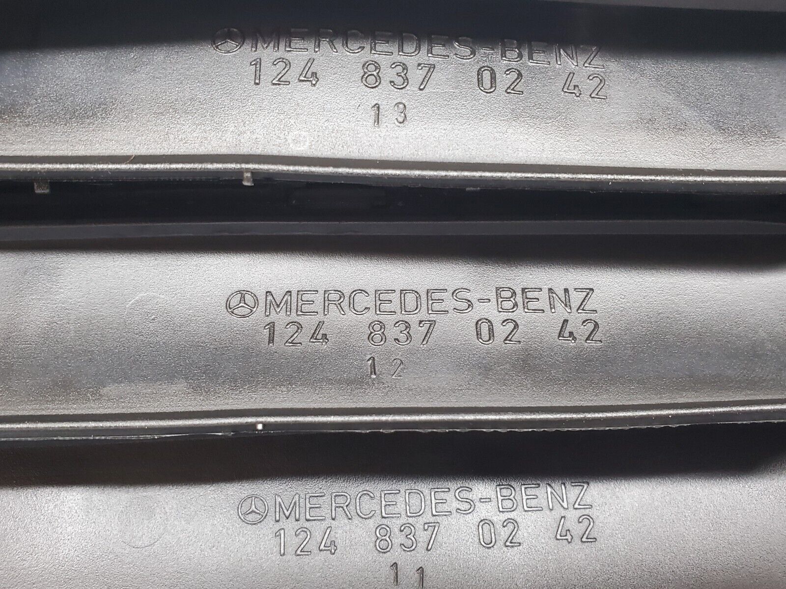 44734 Mercedes-Benz W124 220E Rear Air Intake Vent Right 1248370230 1248370242