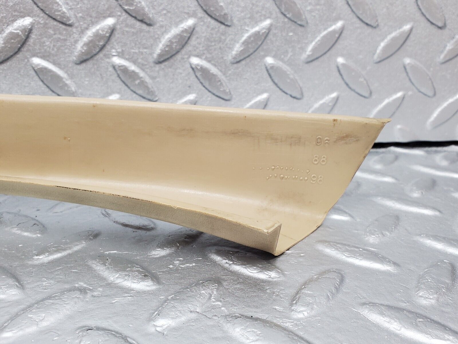 45860 Mercedes-Benz W126 420SE Front Right Door Window Frame Cover 1267250471