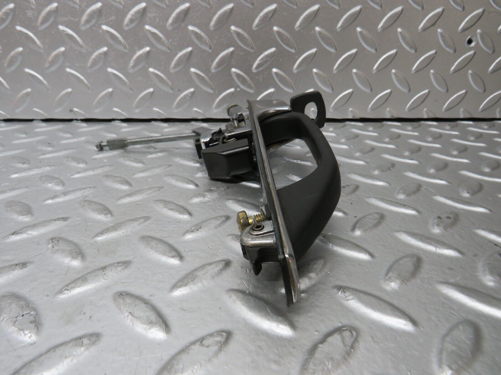 29847 Mercedes-Benz W123 230E Front Left Exterior Door Handle With Key