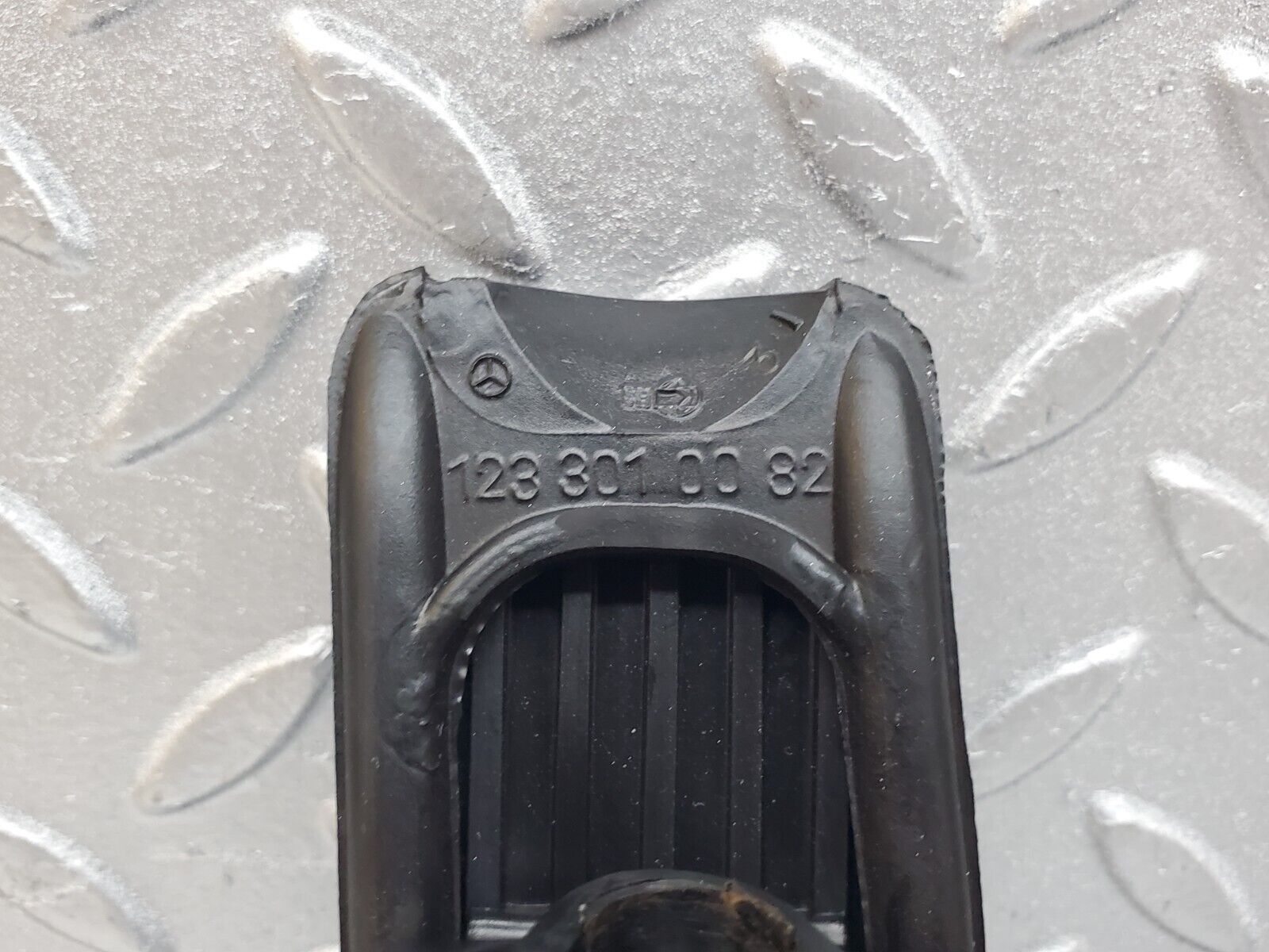 44722 Mercedes-Benz W124 220E Accelerator Pedal With Rubber 1233010082 1263000504