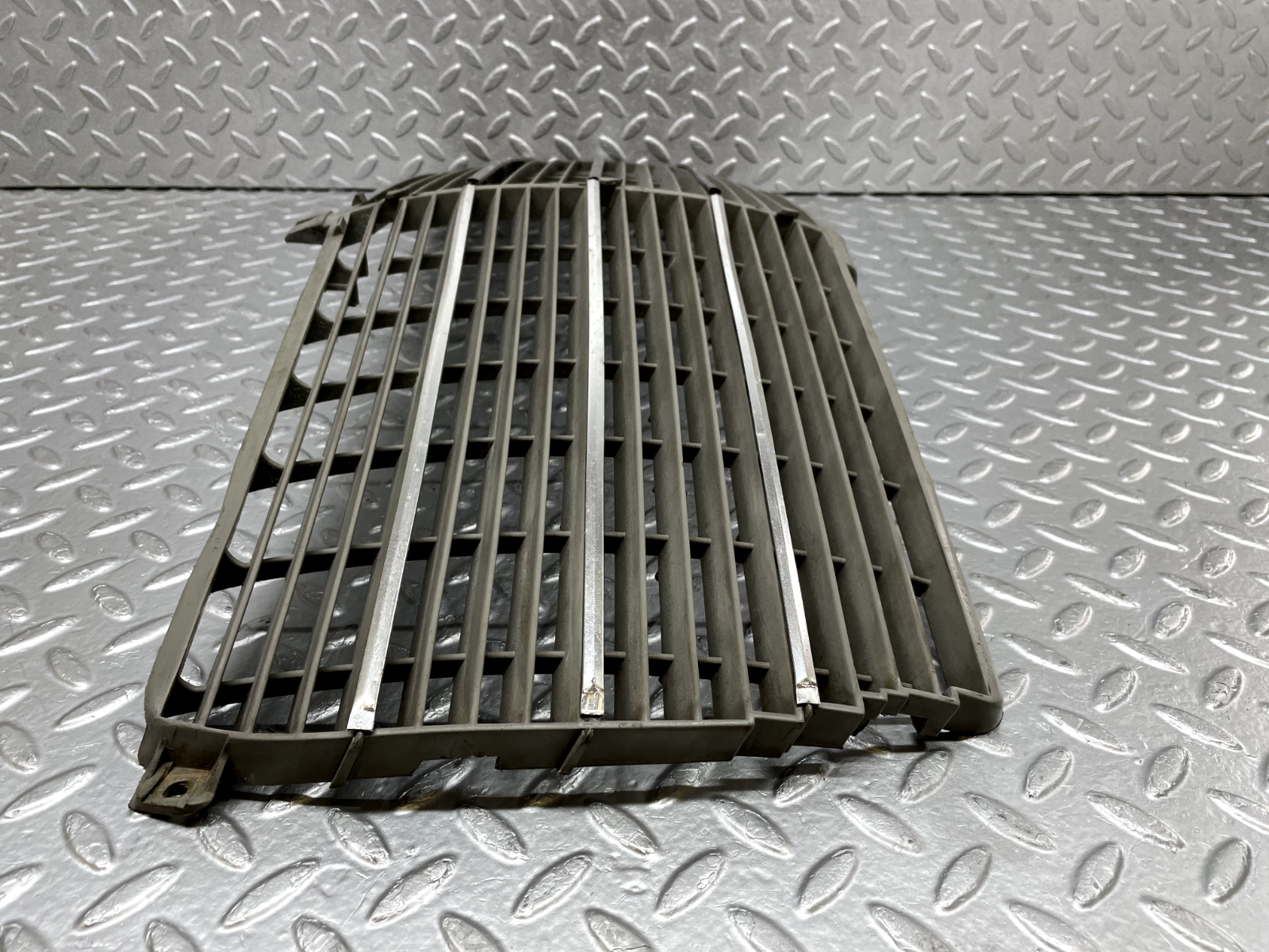 44249 Mercedes-Benz W123 280E Bonnet Grill 1238880923