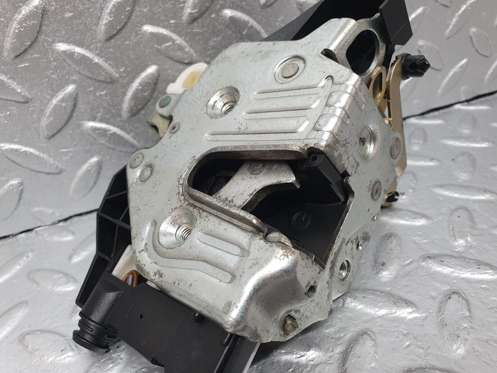 42220 Mercedes-Benz R129 320SL Coupe Left Door Lock Mechanism