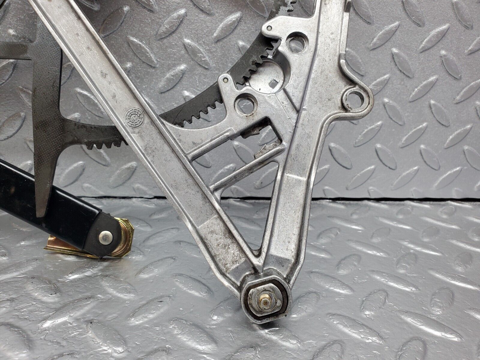 45713 Mercedes-Benz W126 420SE Front Left Power Window Regulator 13927