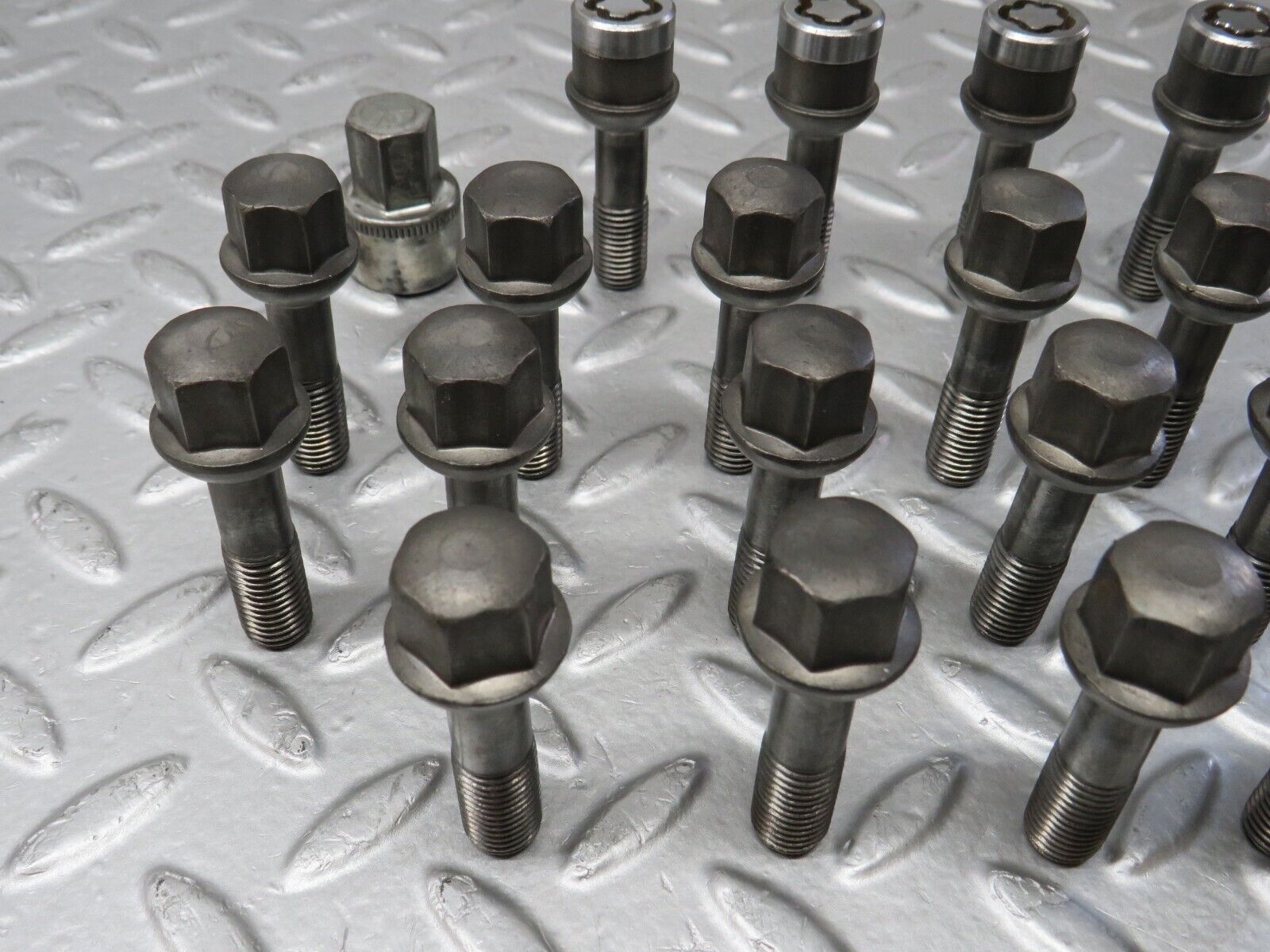 37998 Mercedes-Benz A124 Cabriolet Alloy Wheel Lug Bolt Set With Locking Bolts M12x1.5