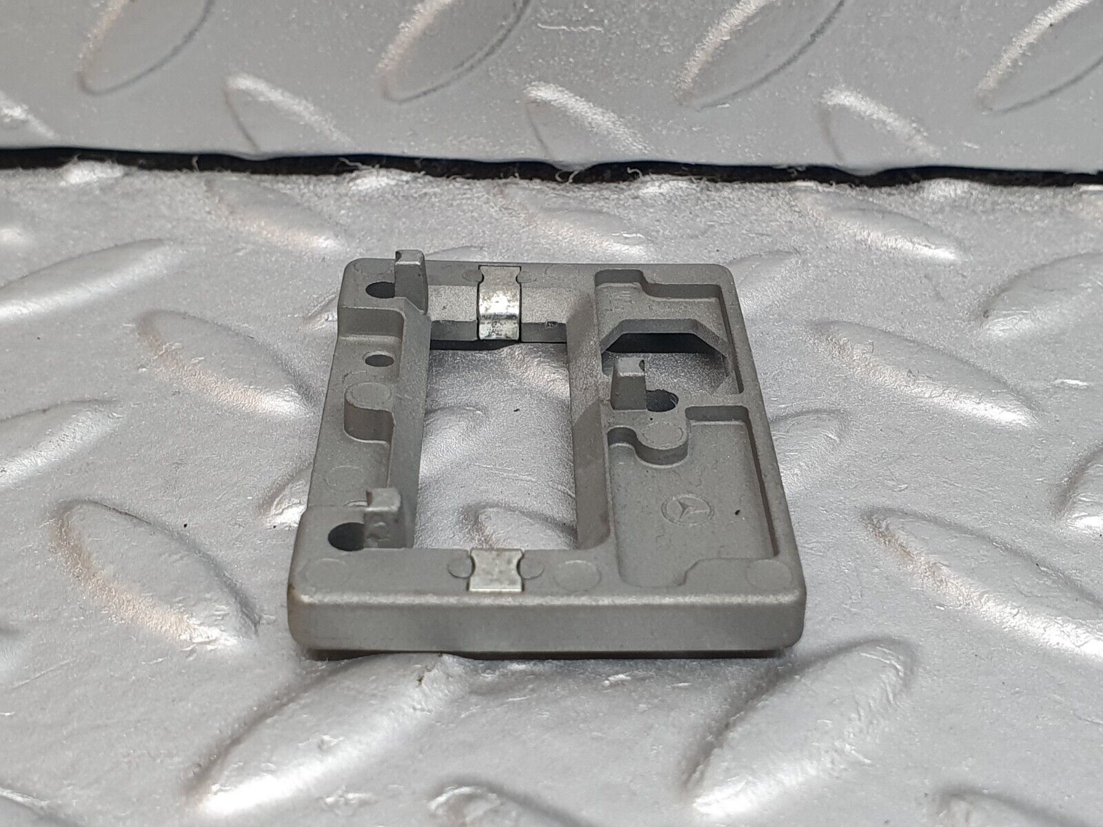 42082 Mercedes-Benz W202 C200 Rear View Mirror Bracket