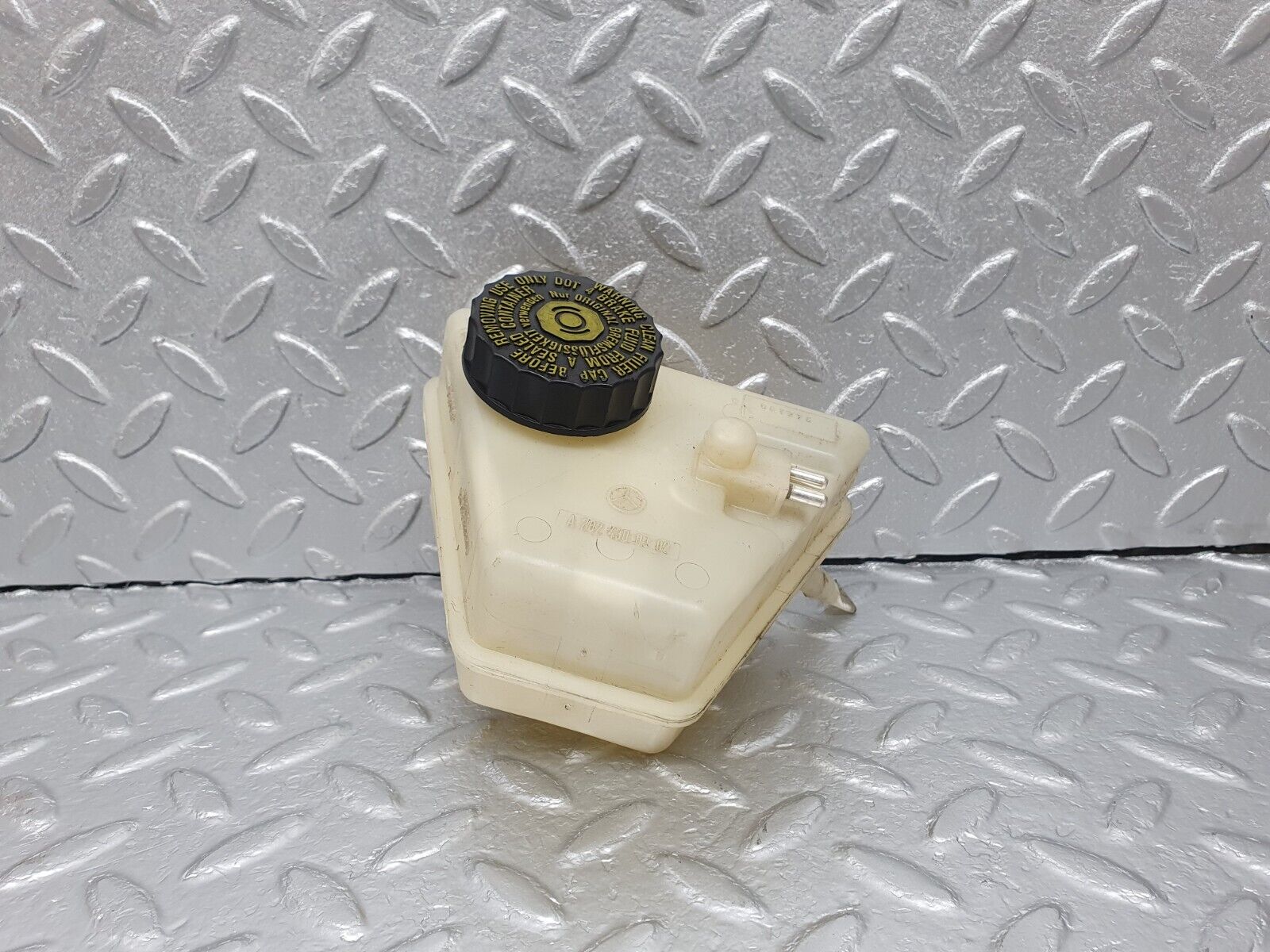 41823 Mercedes-Benz W202 C200 Brake Fluid Reservoir Tank 2024300302