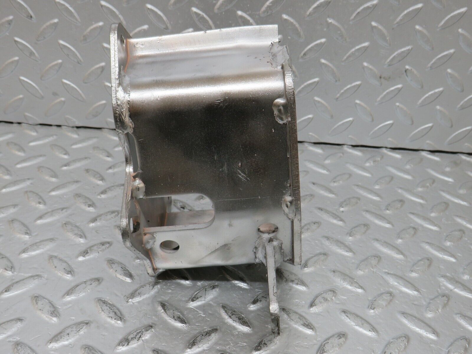 32850 Mercedes-Benz C107 R107 350 V8 Power Steering Pump Bracket