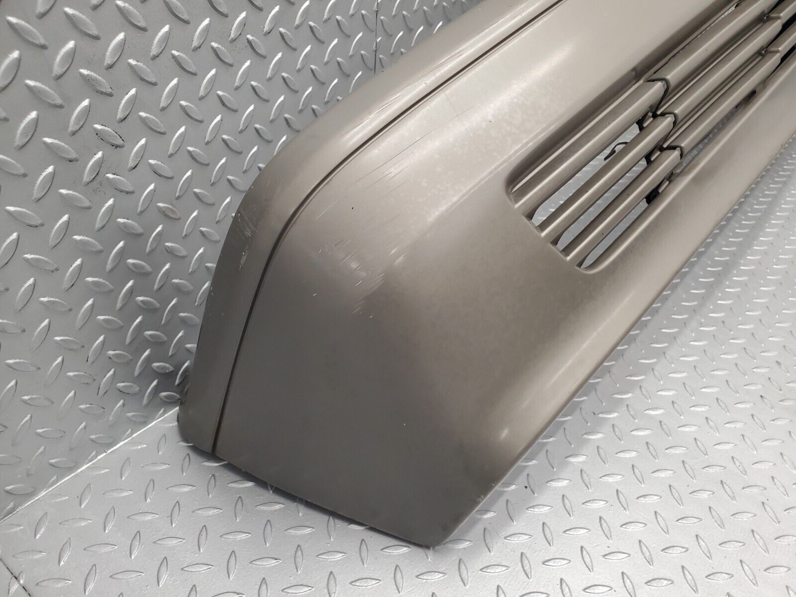 46099 Mercedes-Benz W126 420SE Front Bumper 1268802440 1268800205