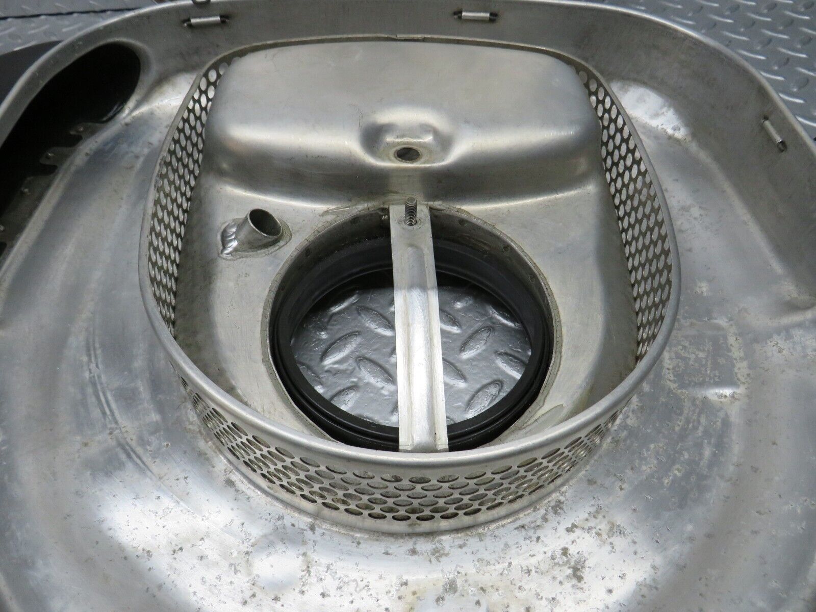 39176 Mercedes-Benz R107 500SL Aluminium Air Filter Housing 0100948602