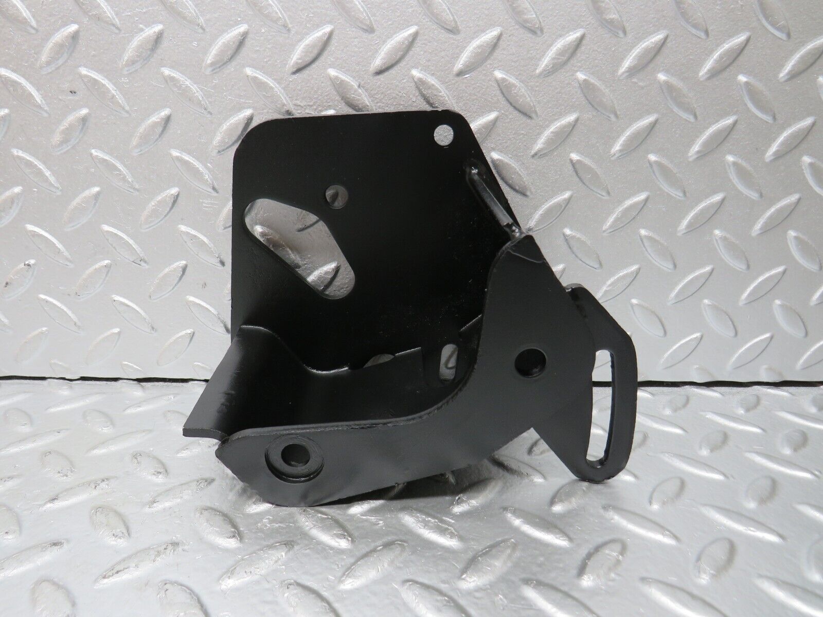 33086 Mercedes-Benz C107 R107 350 V8 Power Steering Pump Bracket