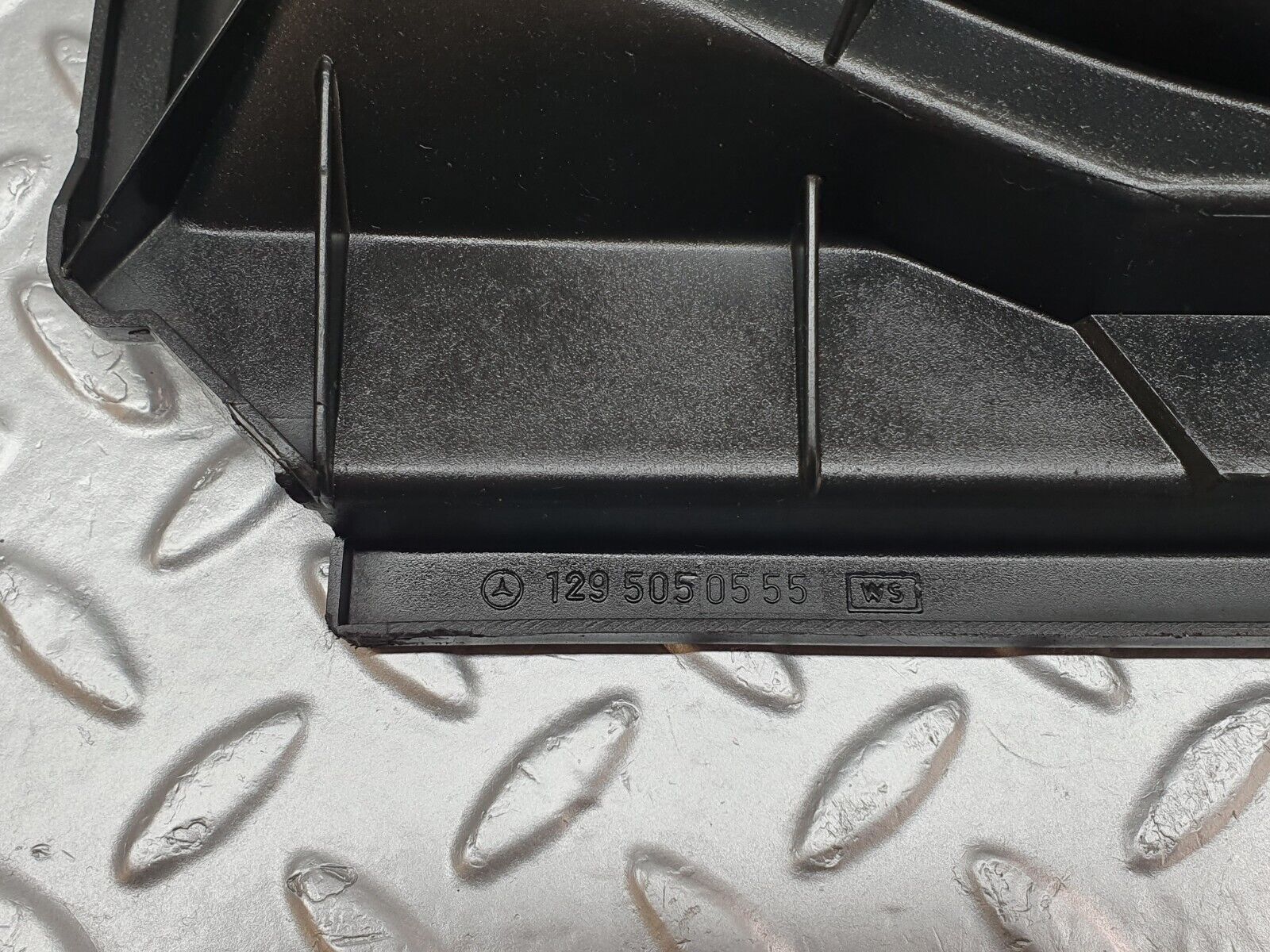 42190 Mercedes-Benz R129 320SL Coupe Radiator Fan Shroud Cover 1295050555