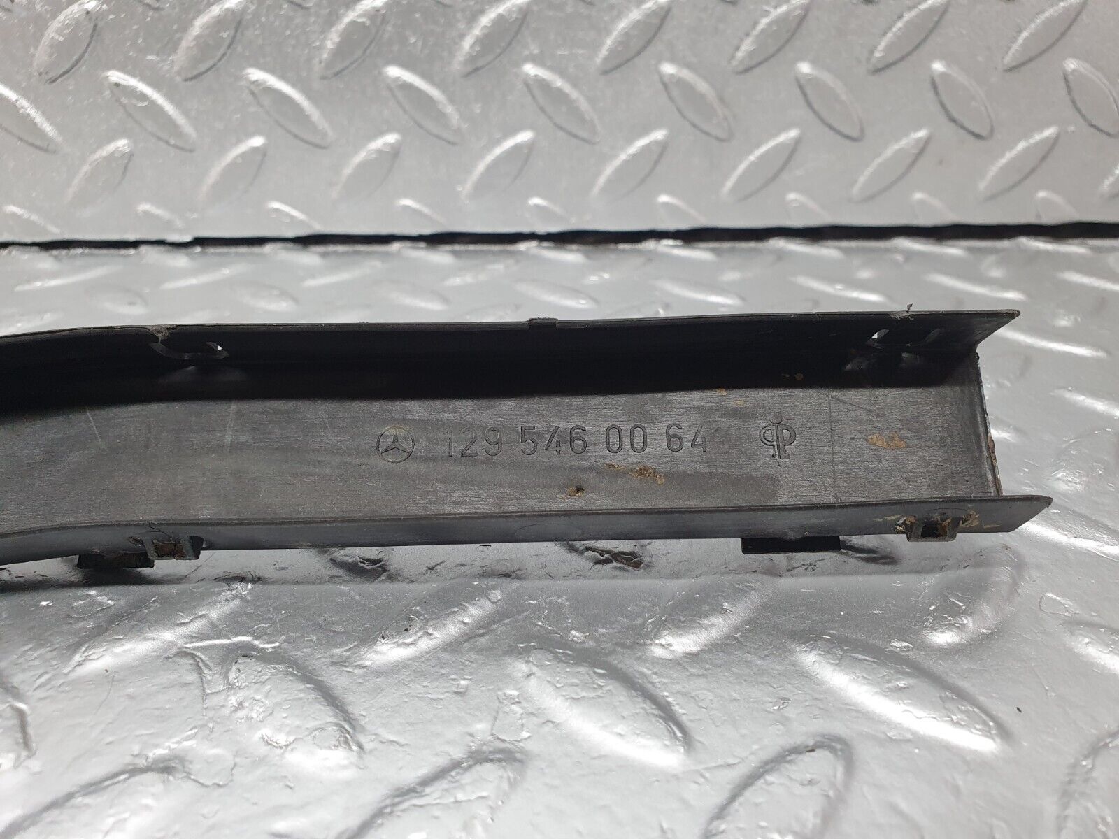 42605 Mercedes-Benz R129 320SL Coupe Ignition Coil Lead Cover 1295460064