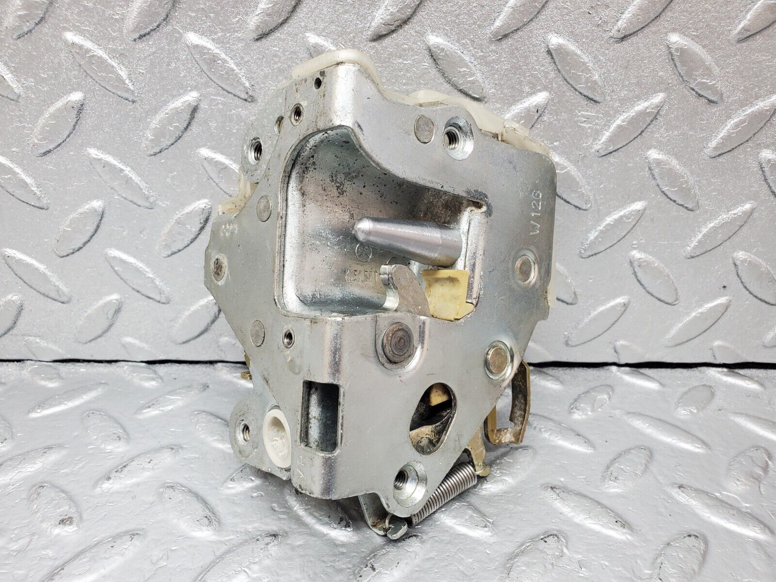 45620 Mercedes-Benz W126 420SE Front Right Door Lock Mechanism 1237230208