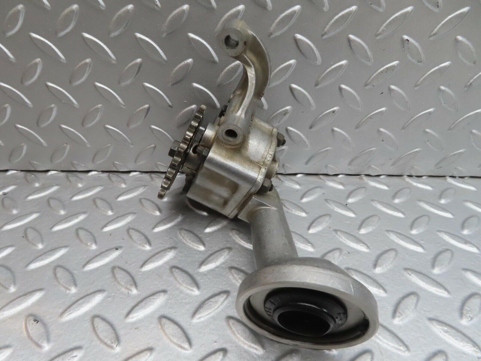 13722 Mercedes-Benz R107 450SL Oil Pump 1161800502