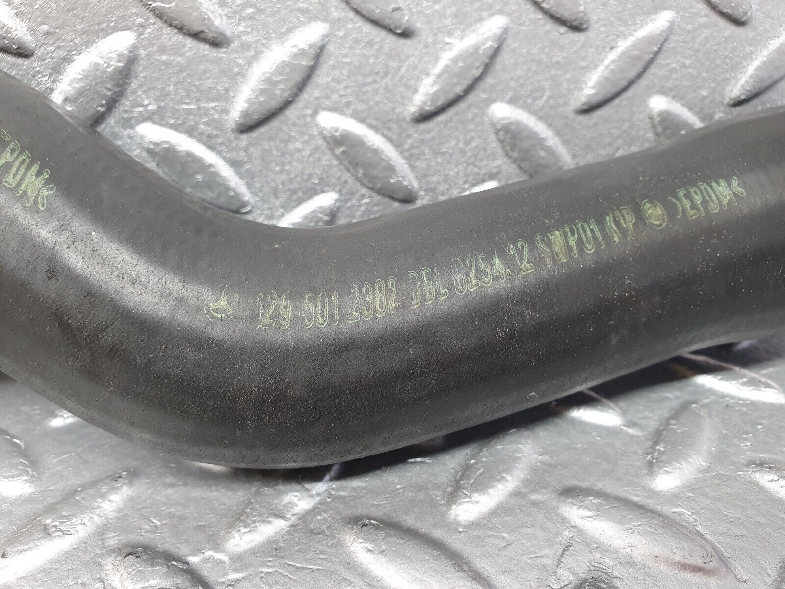 42519 Mercedes-Benz R129 320SL Coupe Radiator Upper Hose Pipe 1295012382