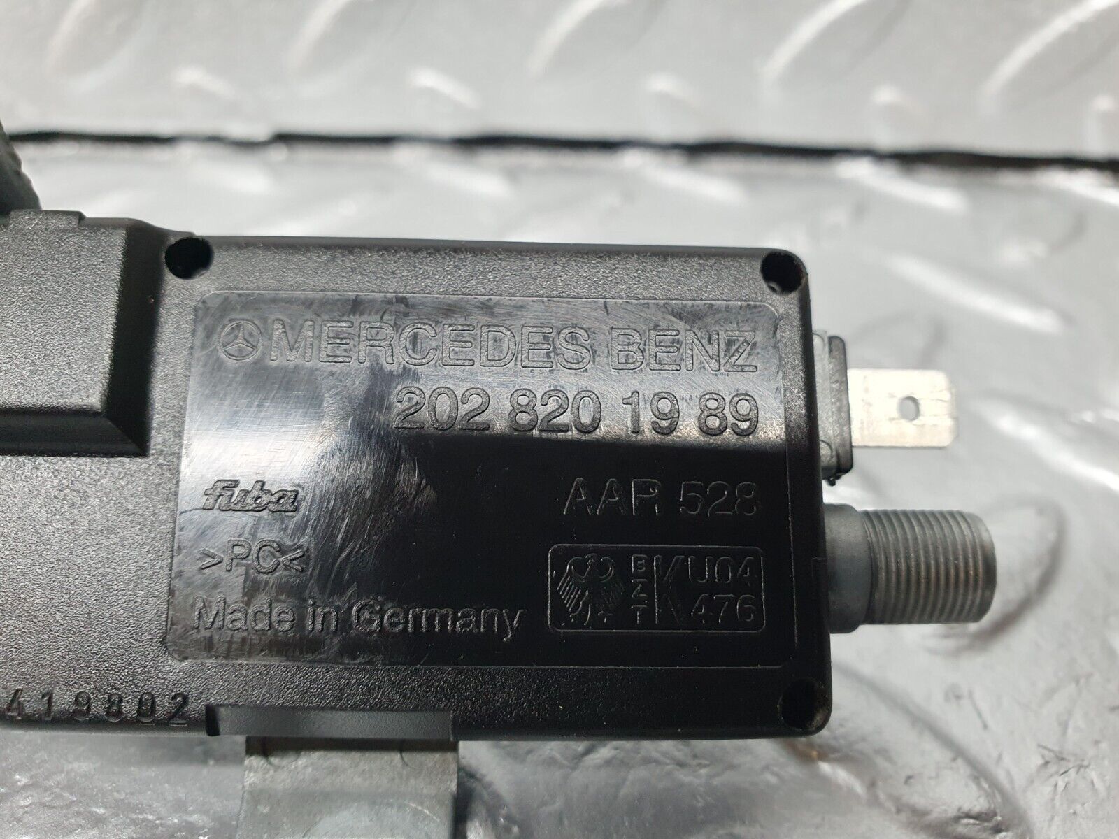 41856 Mercedes-Benz W202 C200 Radio Ariel Antenna Amplifier Booster 2028201989