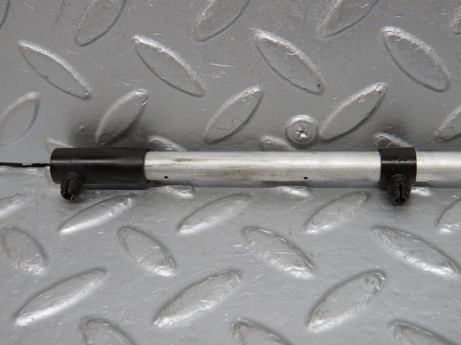 39157 Mercedes-Benz R107 500SL Camshaft Oil Tube