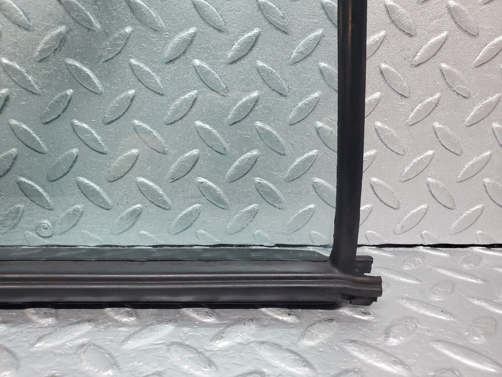 45804 Mercedes-Benz W126 420SE Rear Right Quarter Window Glass 1267350224