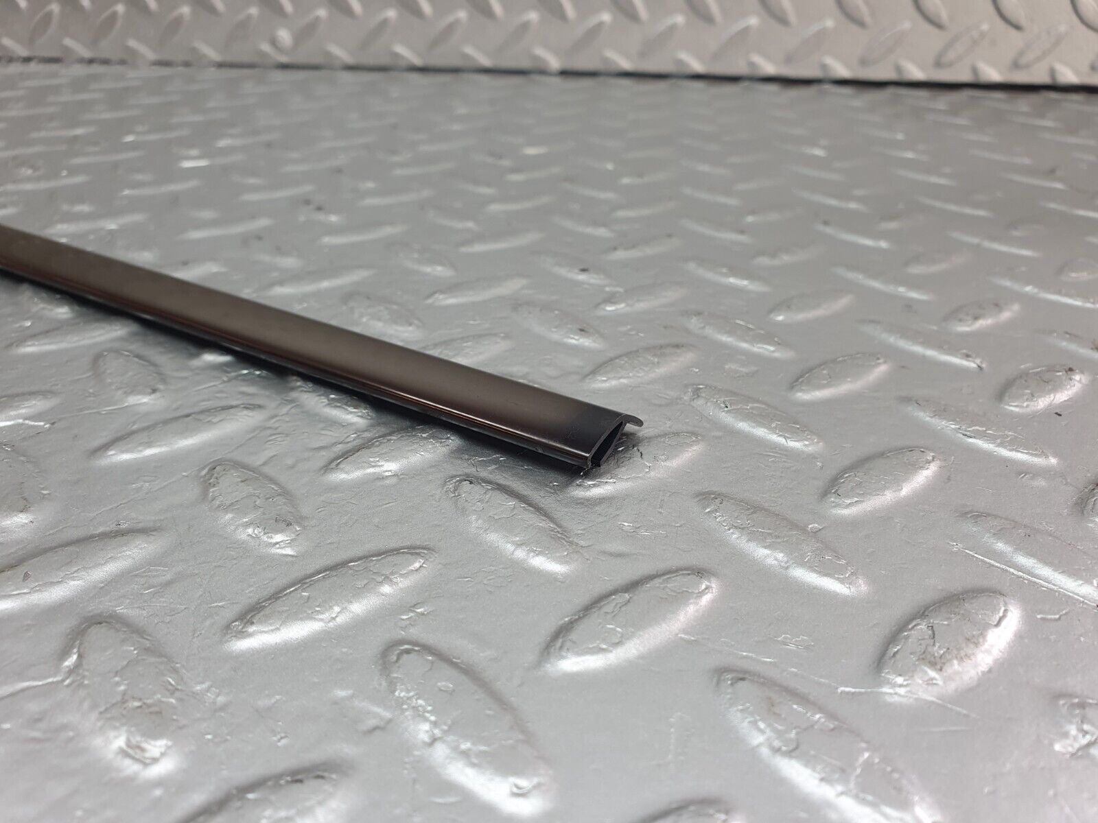 42620 Mercedes-Benz R129 320SL Coupe Right Door Window Moulding Trim