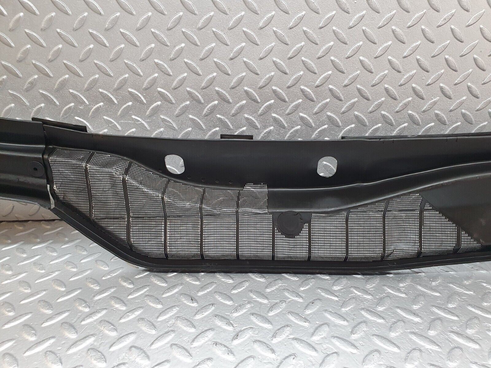 43743 Mercedes-Benz C126 380SEC Coupe Water Drain 1268300713 1268300813