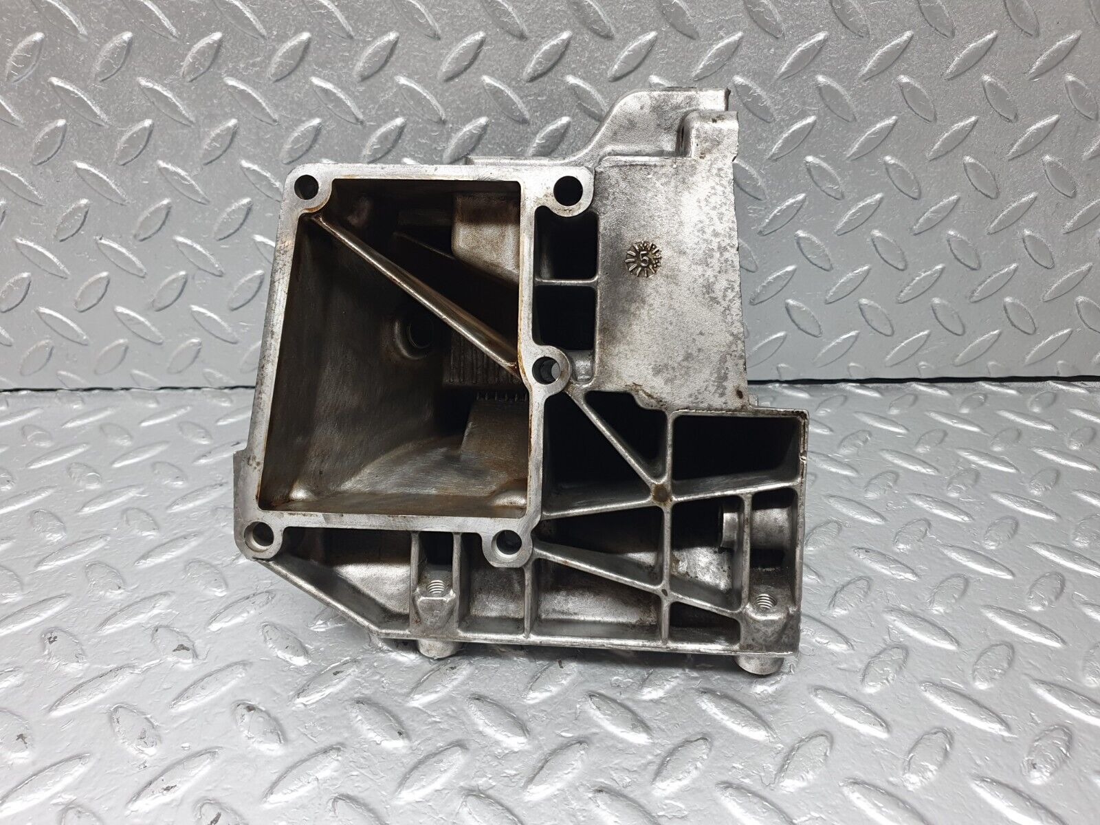 42489 Mercedes-Benz R129 320SL Coupe AC Compressor Mount Bracket 1042360030