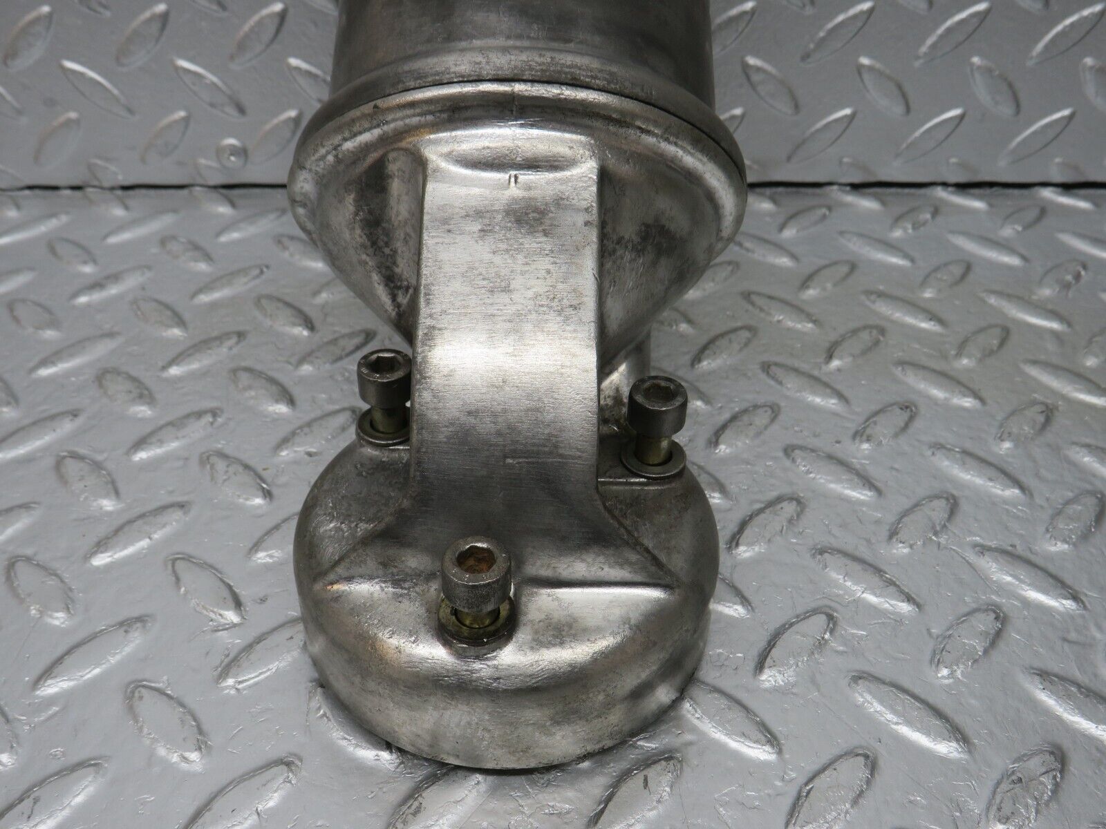 32982 Mercedes-Benz C107 R107 350 V8 Oil Filter Housing 1161840309