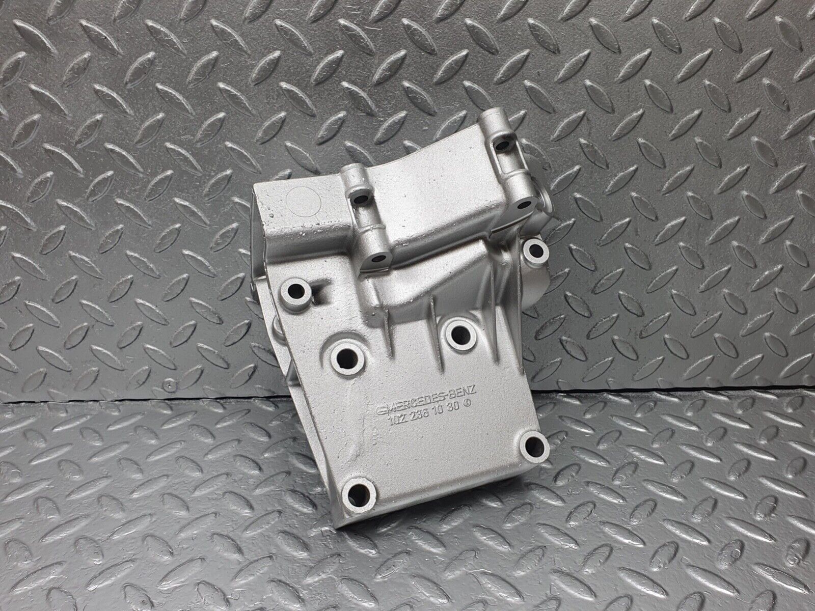 42985 Mercedes-Benz W201 190 Power Steering Pump Bracket 1022361030