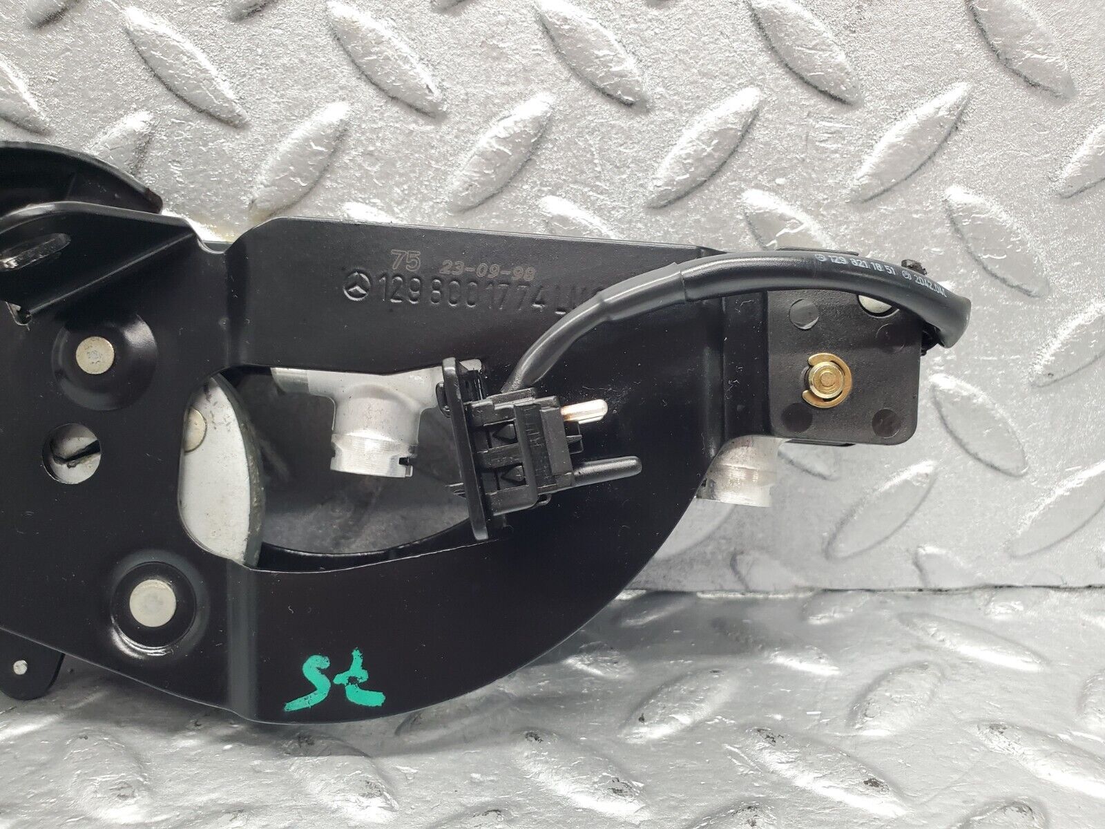 47016 Mercedes-Benz R129 320SL Coupe Rear Right Roof Lock Mechanism 1298001774